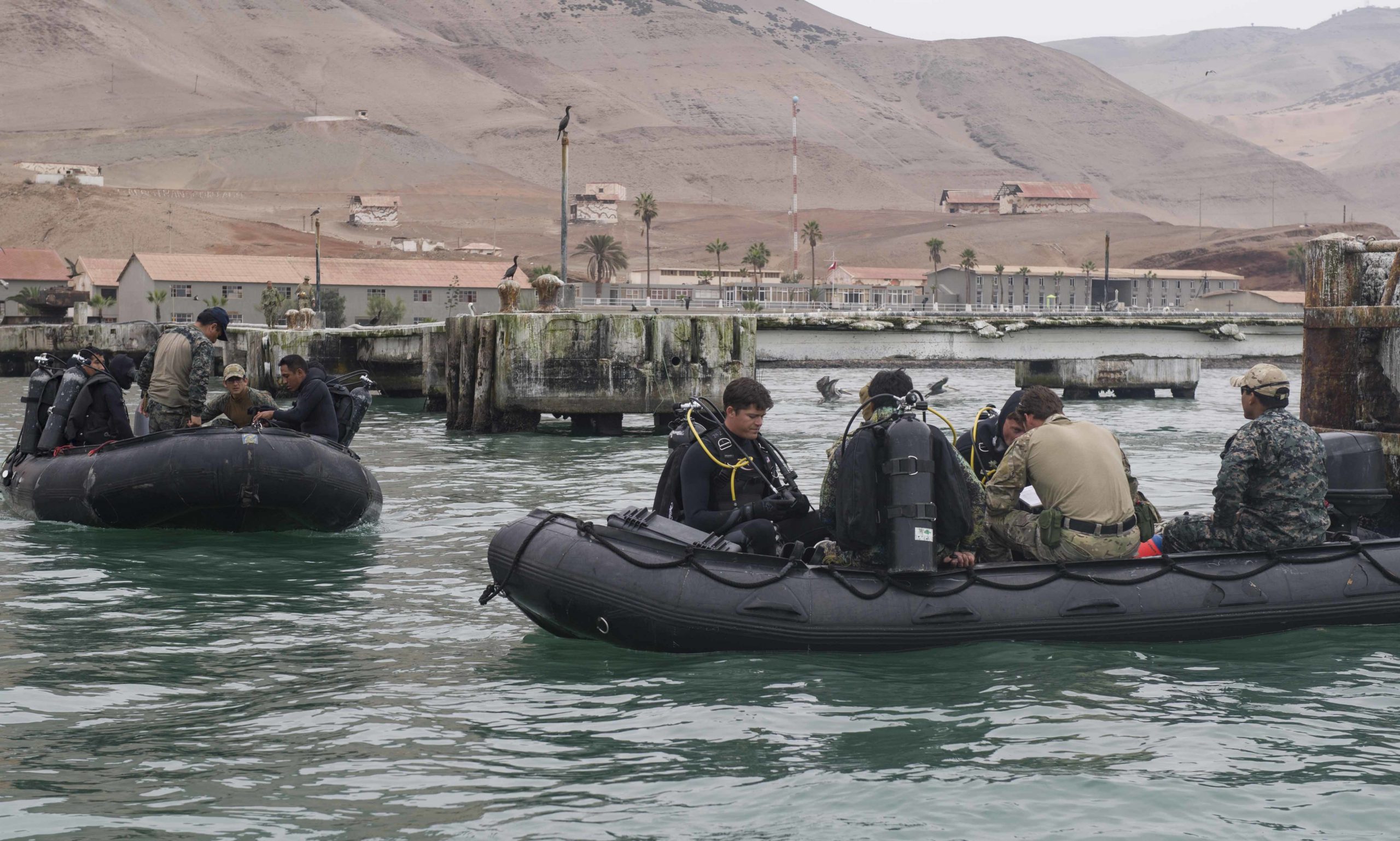 Sailors assigned to Explosive Ordnance Disposal Mobile Unit 1 and Peruvian special forces conduct a shock wave generator training exercise during UNITAS 2017, San Lorenzo Island, Peru, July 20, 2017. UNITAS is an annual, multinational exercise that focuses on strengthening existing regional partnerships and encourages establishing new relationships through the exchange of maritime mission-focused knowledge and expertise during multinational training operations. Navy photo by Petty Officer 2nd Class Bill Dodge -