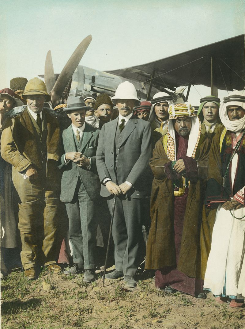 Thomas E. Laurence, Sir Herbert Samuel et l'émir Abdullah à l'aérodrome d'Amman en 1921 -- Photo © Library of Congress. -