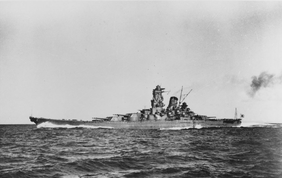 Le cuirassé Yamato pendant des essais à la mer -- Photo saisie par les autorités d'occupation américaine -- Document US Navy. -