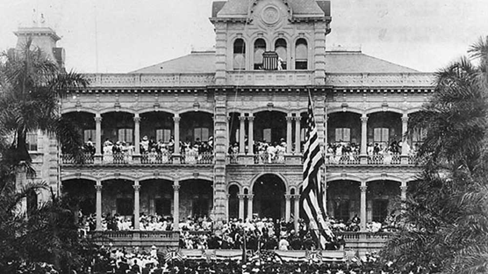 Le drapeau américain est hissé sur le palais royal Iolani à ,Honolulu -- Photo National Archives. -