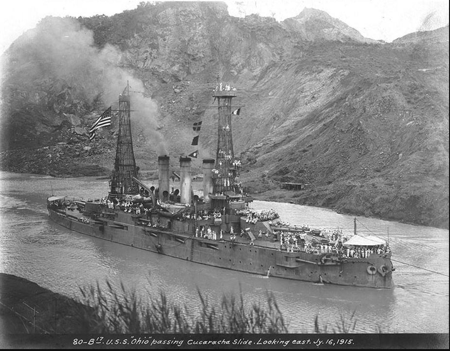 L'USS Ohio (BB-12) photographié le 16 juillet 1915, traversant la Cucaracha en transitant par le canal de Panama (Collection de l'amiral Thomas C. Kinkaid (U.S. Naval Historiacl Center). -