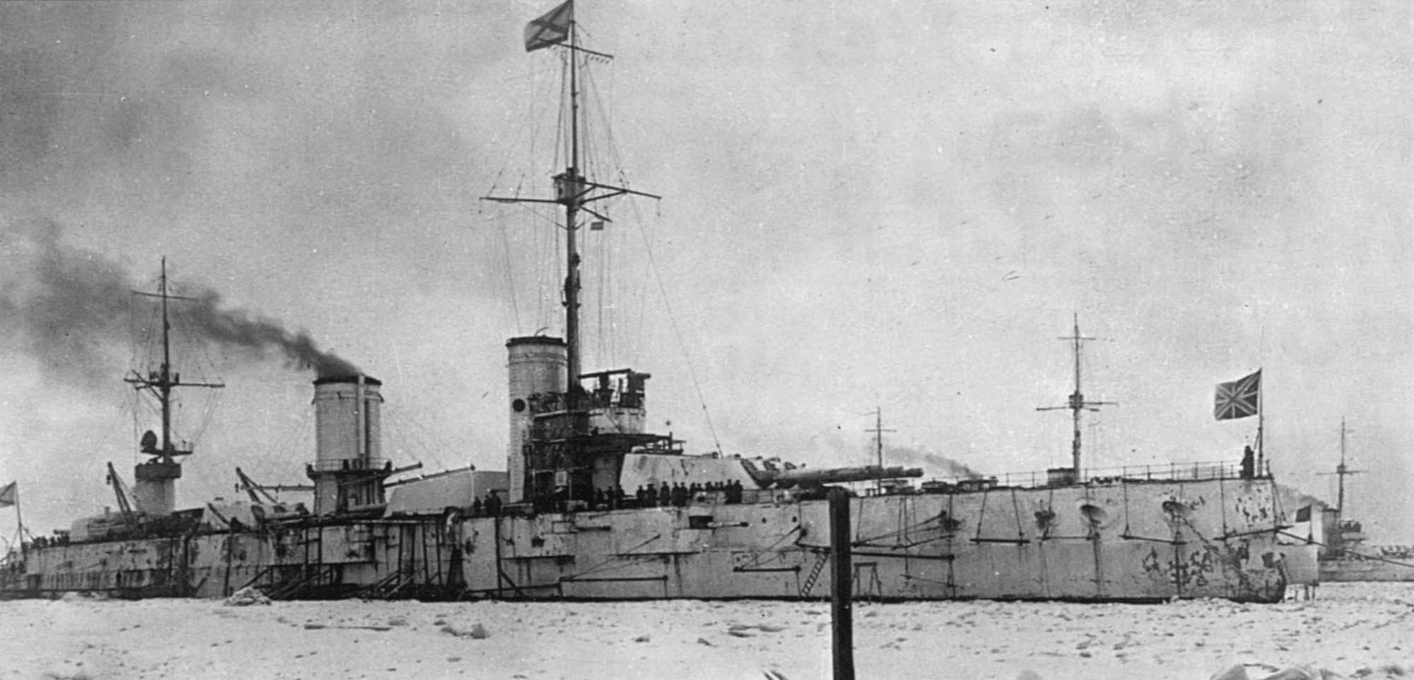 Le croiseur de bataille Petropavlosk de la marine impériale russe (Classe Bismark) en 1904.. -
