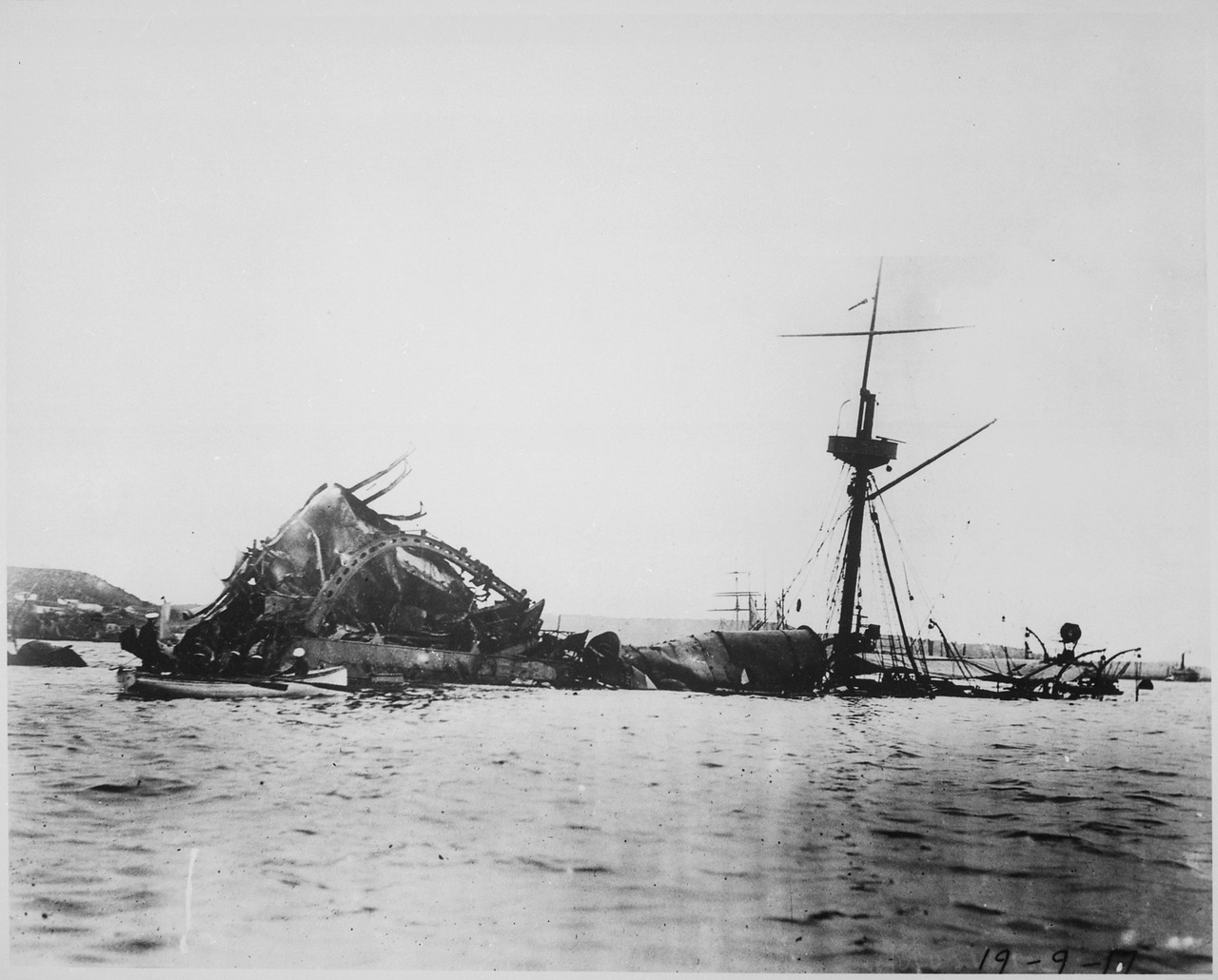 Épave du croiseur Maine -- Photo US National Archives and Records Administration. -