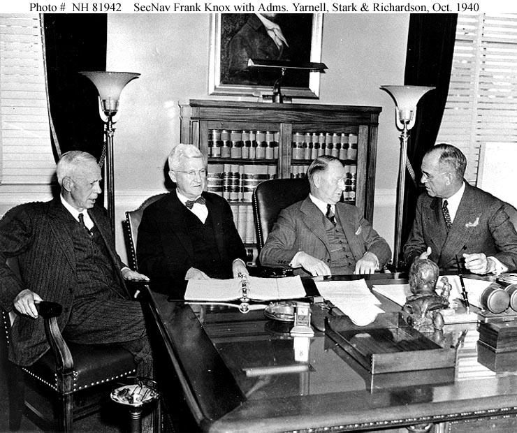 L'Amiral James O. Richardson (à droite) photographié le 10 octobre 1940 à côté du Secrétaire de la Marine, Frank Knox, "pour protester contre le stationnement permanent de la flotte du Pacifique à Pearl Harbor". Il est entouré de l'Amiral Harry E. Yarnell (à gauche) et du chef des opérations navales, l'Amiral Harold R. Stark -- Collection de l'Amiral Stark -- Photo U.S. Naval Historical Center. -