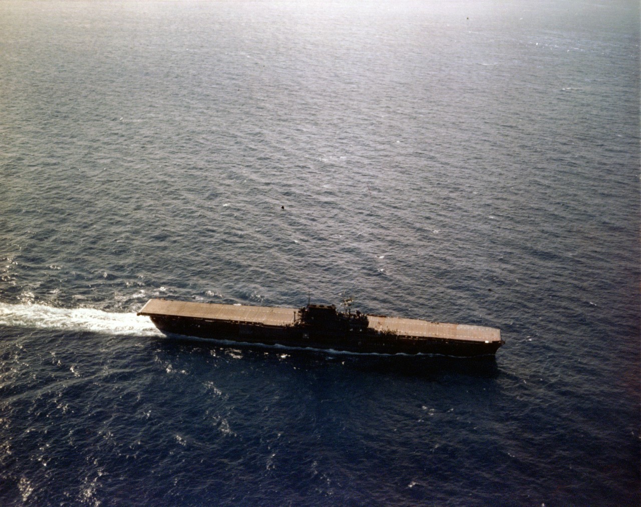 L'USS Enterprise photographié en juin 1941 se met face au vent pour récupérer une de ses flottilles embarquées. Son pont était en bois naturel. Il avait été peint en bleu lors d'essais de camouflage en juillet 1941 -- Photo US Navy (Source: National Archives, Washington D.C.) -