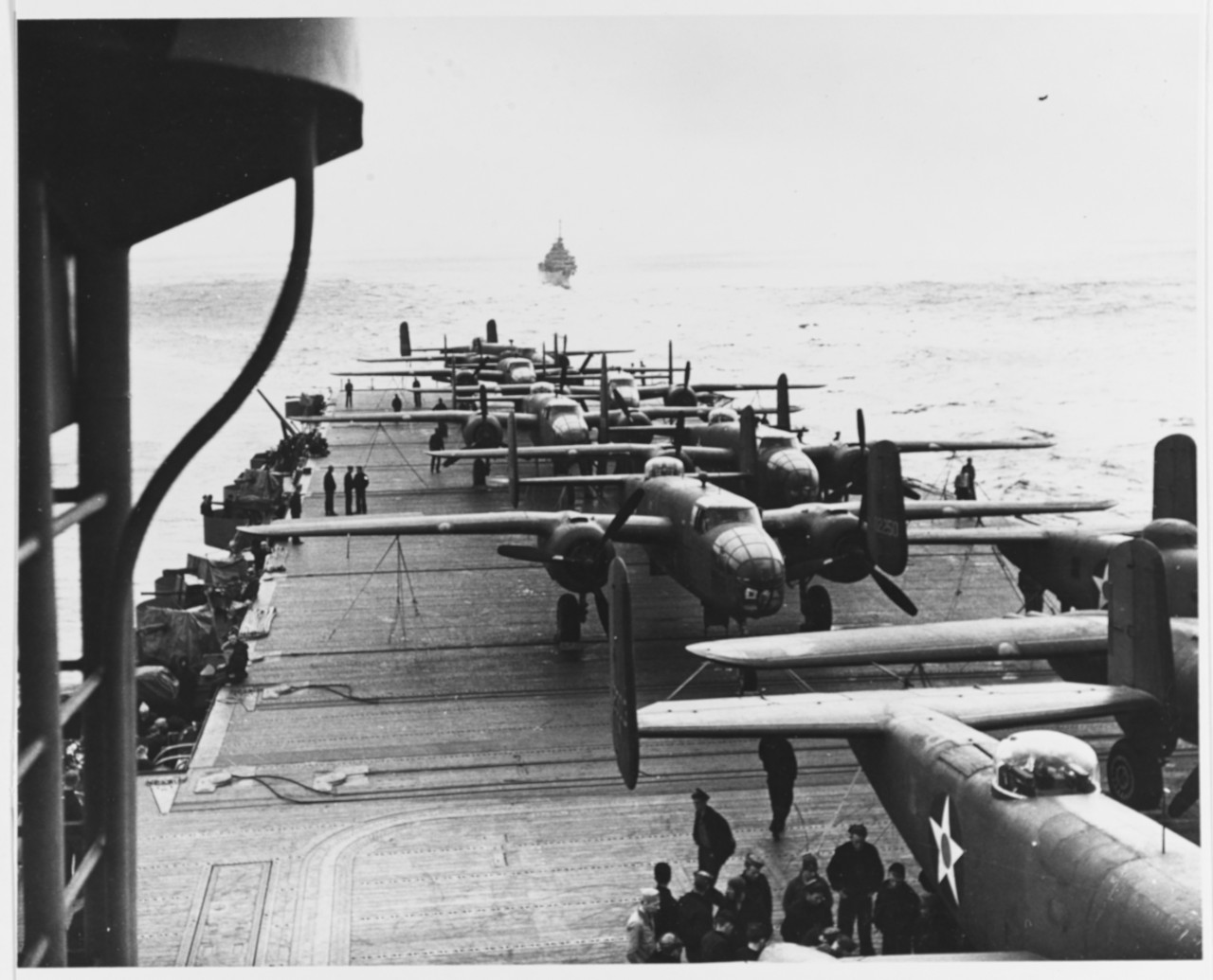 B-25B alignés sur le pont arrière de l'USS Hornet -- Photo US Navy. -