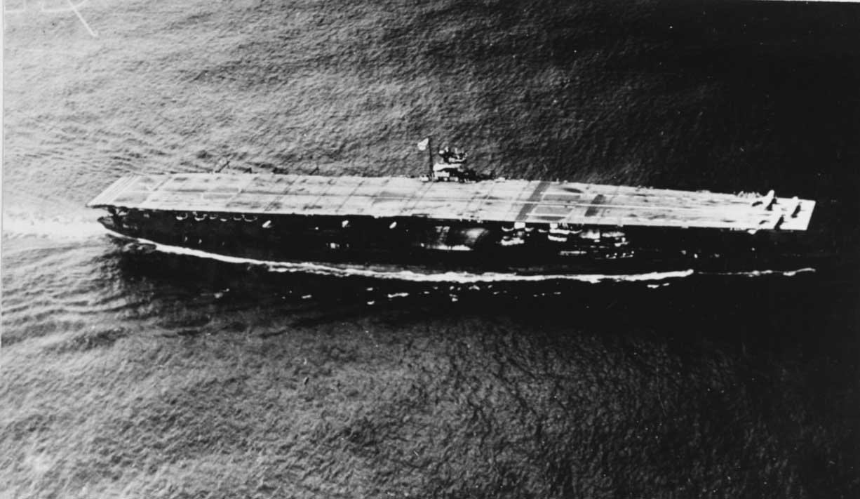 Le porte-avions Akagi, porte-avions et navire amiral du 1er Groupe aéronaval impérial photographié pendant l'été 1941 avec 3 chasseurs A6M Zéros sur le pont d'envol. Don de Kazutoshi Hando, 1970 -- Source: Naval History and Heritage Command -