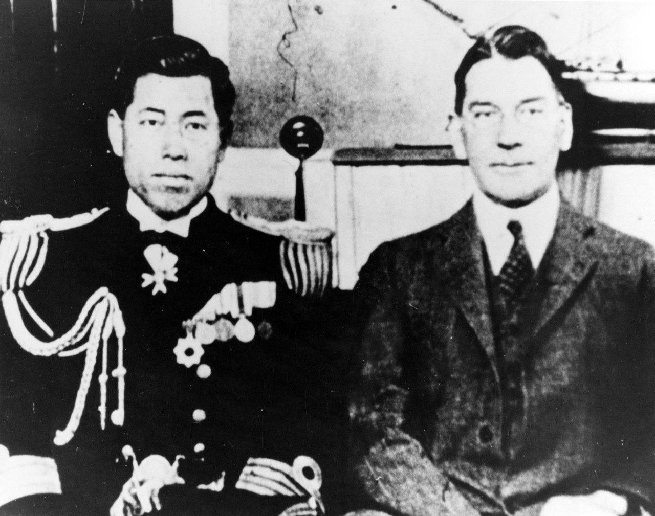 Le Capitaine de vaisseau Isoroku Yamamoto (à gauche) avec le Secrétaire à la Marine U.S., Curtis D. Wilbur, à Washington lorsque Yamamoto était Attaché naval (1925-28) -- Photo envoyée par l'Ambassade U.S. à Tokyo en 1973. U.S. Naval Historical Center. -