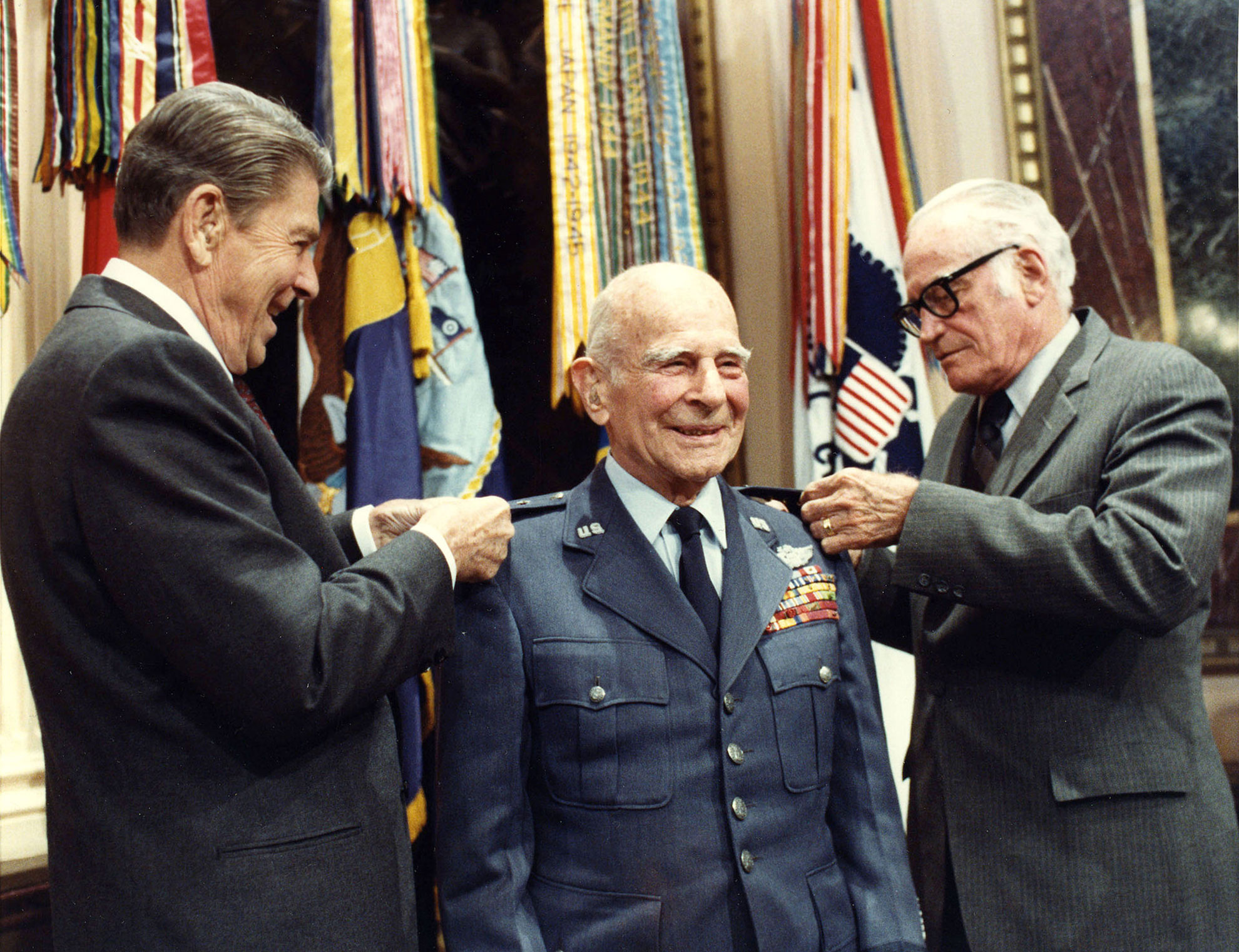 Le président Reagan et le sénateur Barry Goldwater épinglent une 4e étoile au général de réserve Doolittle le 10 avril 1985 -- Photo White House © Bill Fritz-Patrick. -