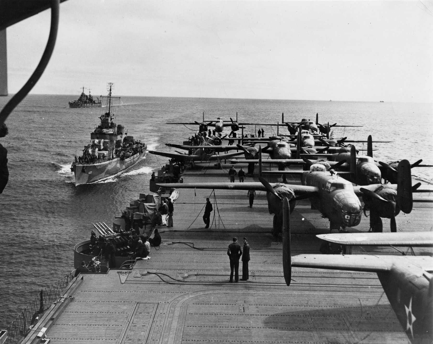 Le destroyer USS Gwin escorte le P.A. Hornet. 8 B-25B et 4 Douglas SBD Dauntless sont sur l'arrière pont -- Photo National Museum of the USAF -