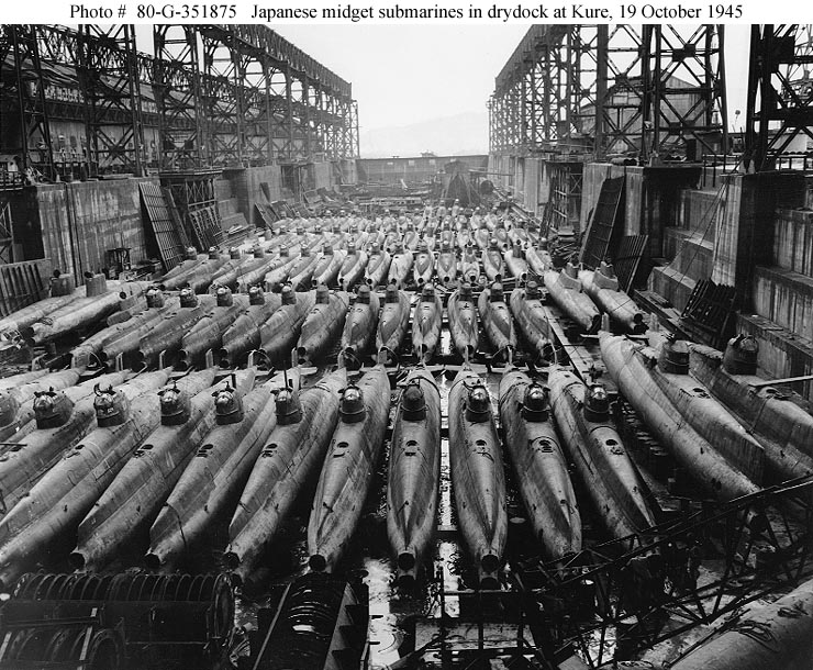 On distingue ici 4 types différents parmi les 84 sous-marins de poche photographiés ici en cale seiche à Kure le 19 octobre 1945, la plupart étant de type Koryu -- Photo U.S. Navy versée aux Archives nationales. -