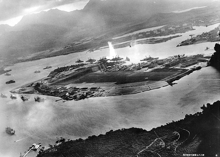 Photo prise par un pilote d'avions lance-torpilles japonais lors d'une attaque sur les navires mouillés des deux côtés de l'île Ford. Photo publiée par l'Université d'Osaka -- Source: Photo U.S. Naval History and Heritage Command. -