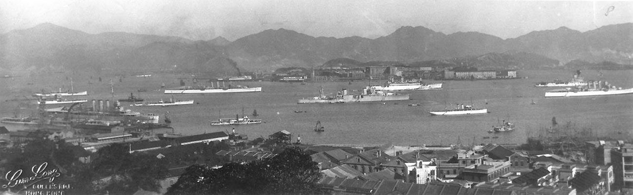 Photo Lum Long, Hong Kong, (1931-1933 ?): On distingue l'USS Houston (CA-30) au centre, l'USS Isabel (PY-10), au centre droit; un sous-marin britannique; le porte-avions britannique Hermes avec trois croiseurs lourds, plusieurs destroyers de la Royal Navy, et une cannonière française au centre gauche. Collection du Lieutenant Oscar W. Levy -- Source: U.S. Naval Historical Center. -
