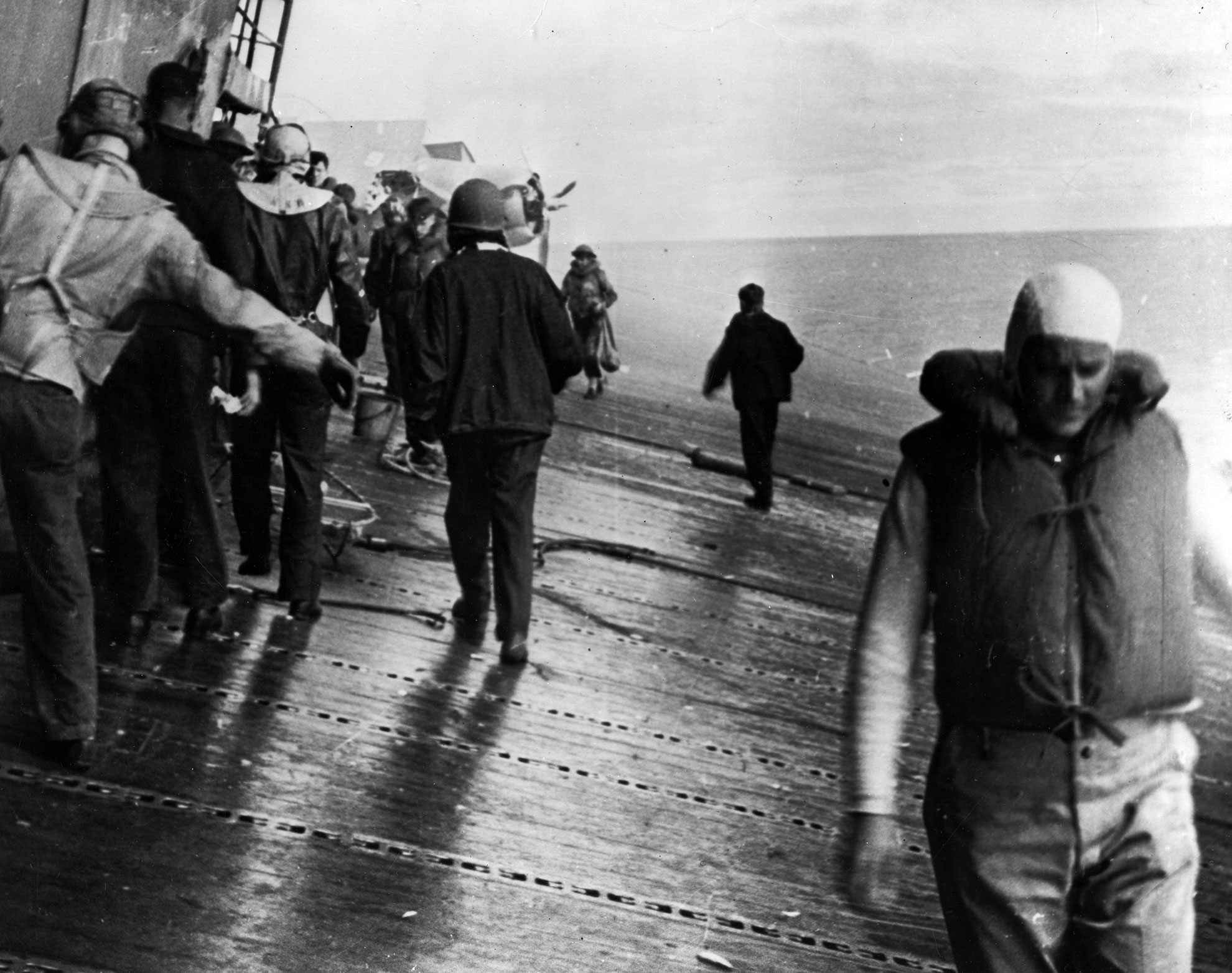 Sur le pont du Yorktown, les marins se préparent à évacuer le navire -- Photo Naval History and Heritage Command Naval History and Heritage Command. -