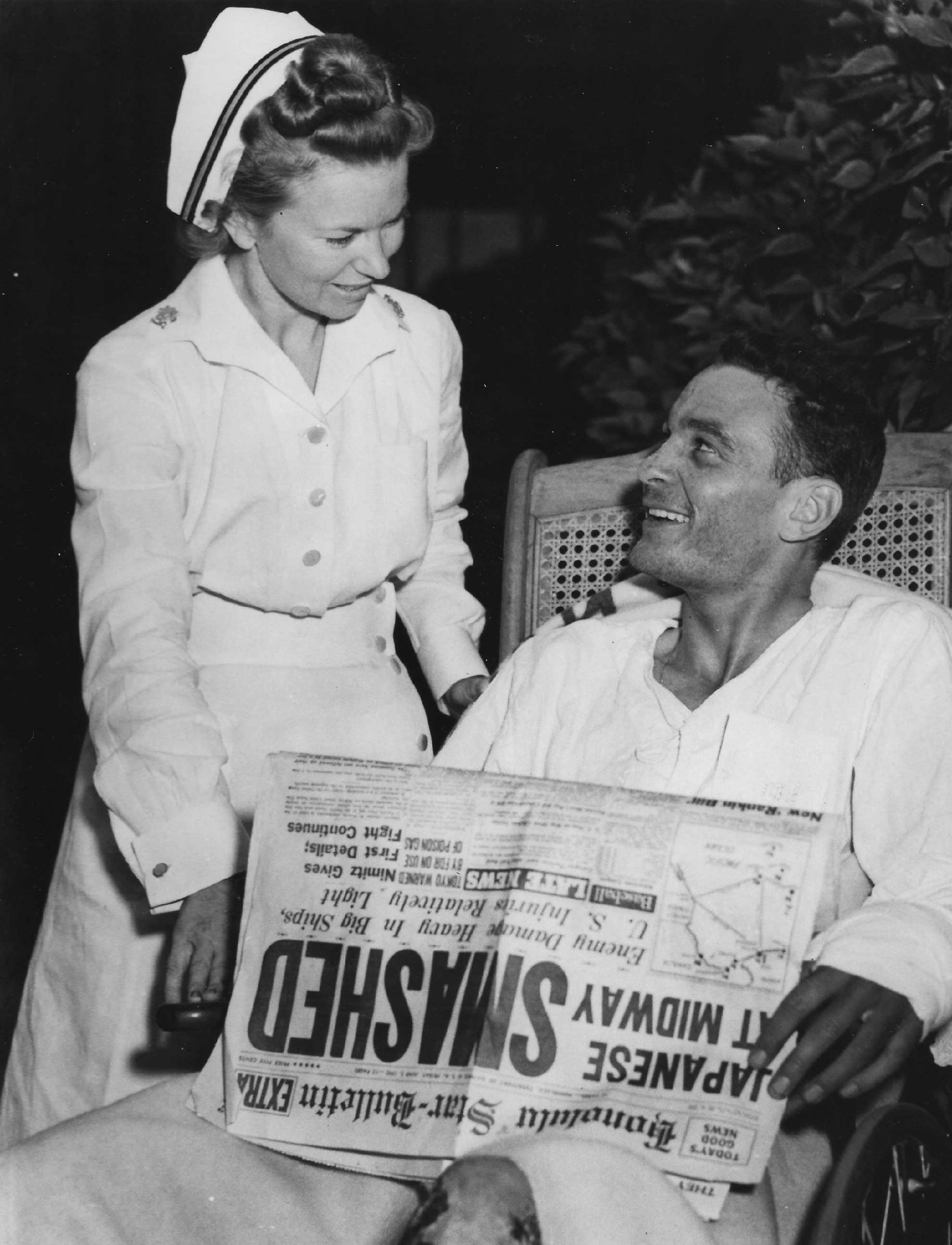 L'EV George H. Gay à l'hôpital naval de Pearl Harbor devant la derniière édition du Honolulu Star Bulletin du 7 juin 1942 -- Photo U.S. Navy. -