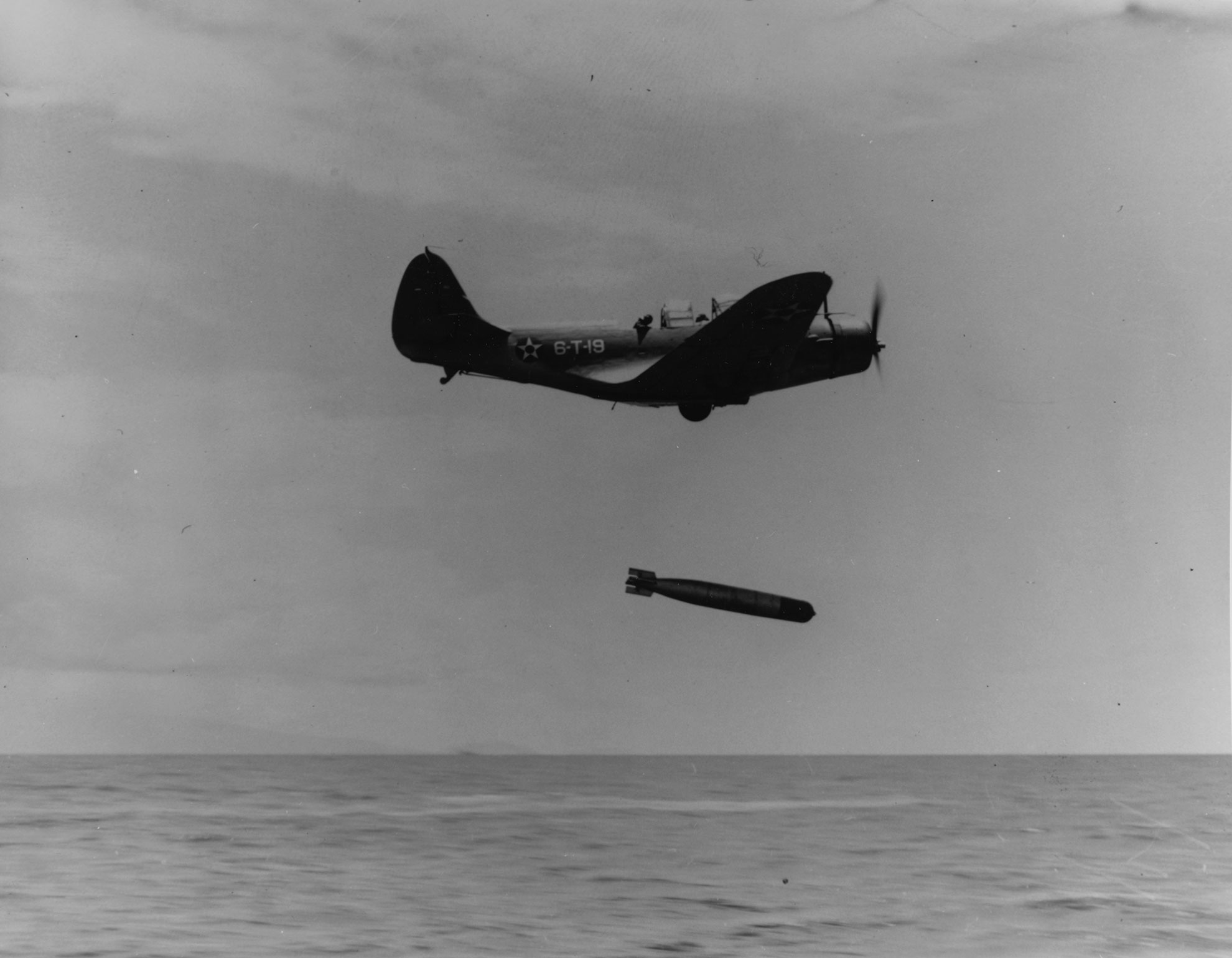 Un avion torpille Douglas TBD-1 Devastator largue une torpille Mark XIII -- Photo Naval History and Heritage Command. -