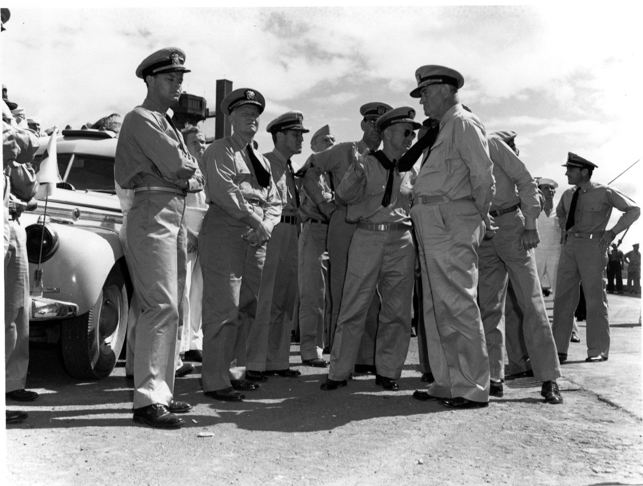 L'Amiral Chester W. Nimitz est à quai le 8 juin à Pearl Harbor avec son État-major pour attendre les survivants du Yorktown coulé le 6 par le sous-marin japonais qui arrivent sur le transport de troupes USS Fulton (AS-11) -- Photo U.S. Navy. -