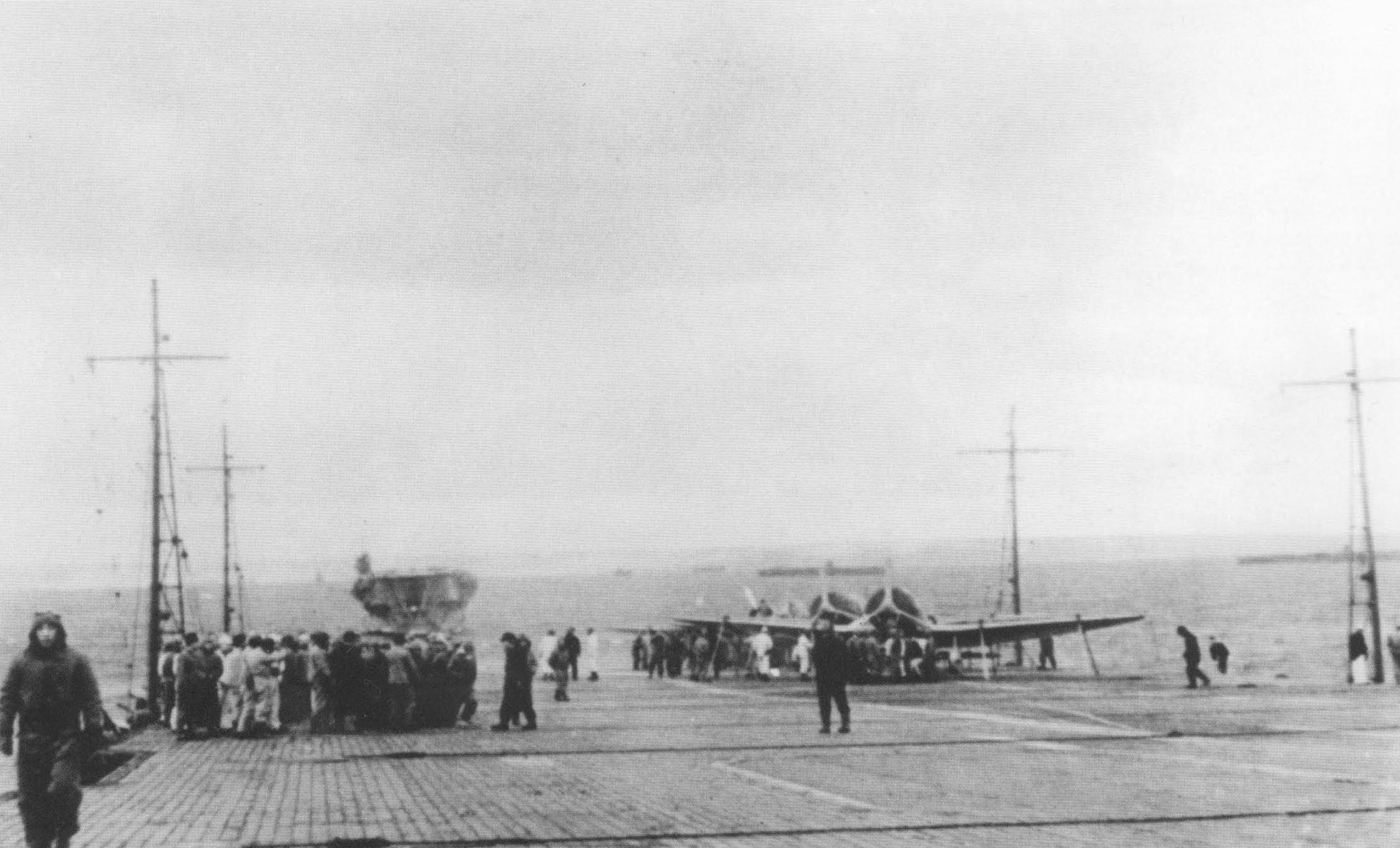 Une vue du Kaga depuis le pont d'envol de l' Akagi, baie de Hitokappu, Kuriles, novembre 1941, juste avant l'attaque de Pearl Harbor. Les autres porte-avions en arrière-plan sont donc, de gauche à droite, les : Kaga, Shokaku, Zuikaku, Hiryu, et Soryu -- Document Werneth, Ron. -