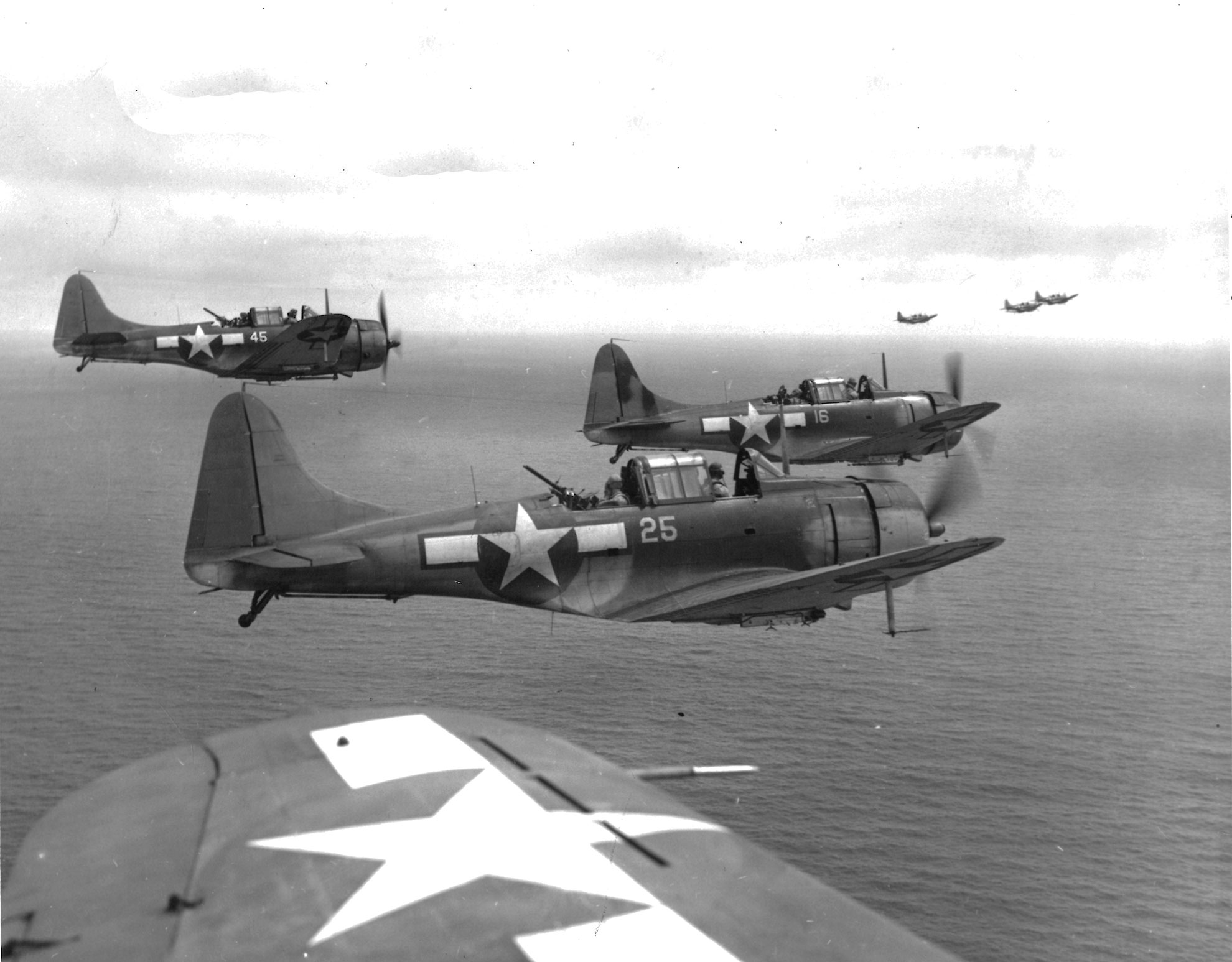 Patrouille de Douglas SBD Dive Bomber -- Photo Naval History and Heritage Command. -