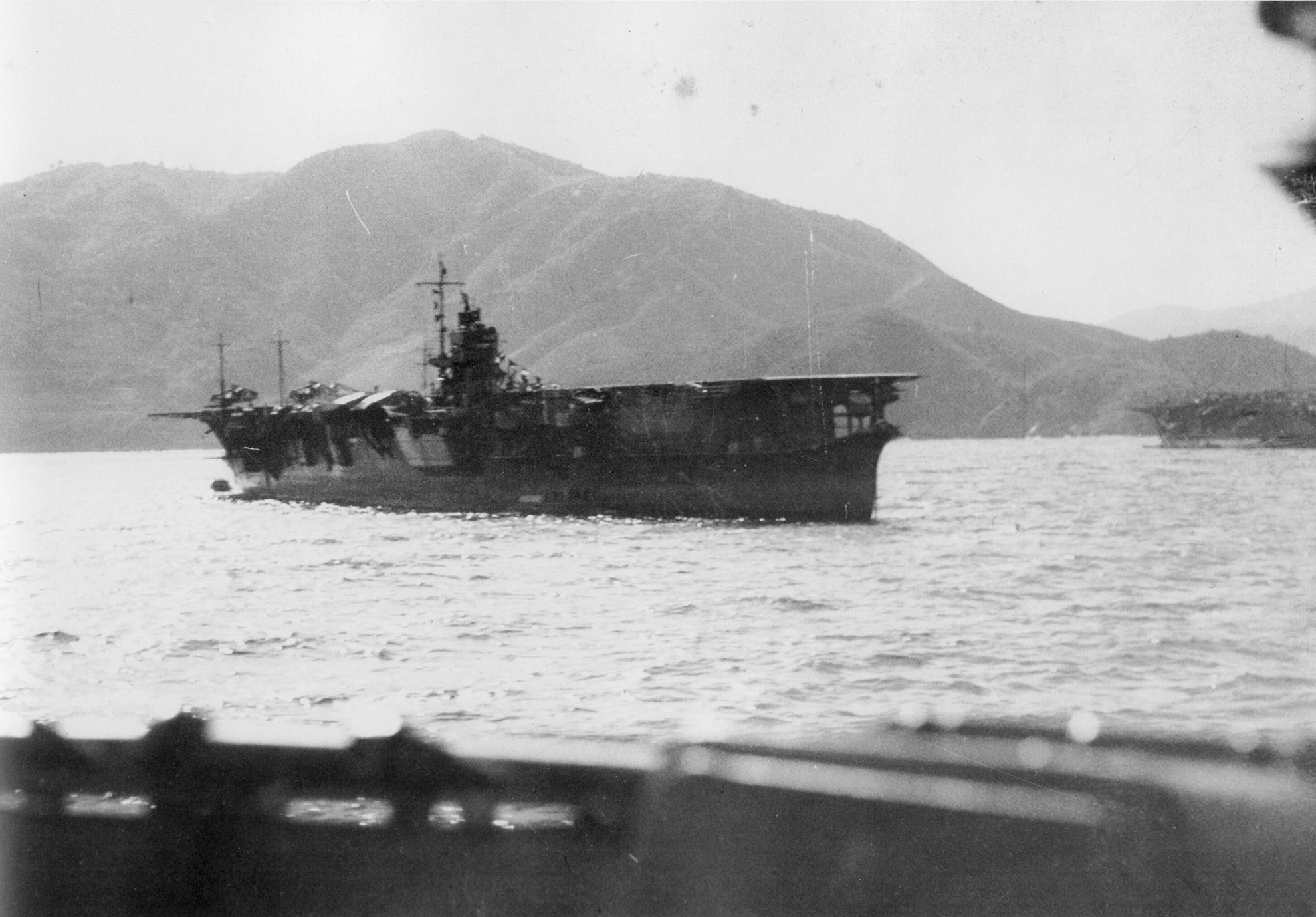 Le porte-avions japonais Sōryū à l'ancre aux îles Kouriles peu avant l'entrée en guerre -- Photo Marine impériale japonaise. -
