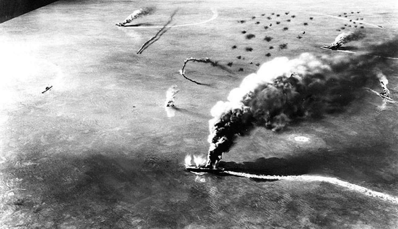 Montage photo de Norman Bel Geddes, montrant les attaques des bombardiers de l'USS Yorktown (CV-5) et de l'USS Enterprise (CV-6) sur les porte-avions japonais Soryu, Akagi et Kaga dans la matinée du 4 juin 1942. Le Soryu est attaqué par une flottille du Yorktown tandis que le Kaga et l'Akagi, au centre, sont victimes des bombardements des pilotes embarqués sur l'Enterprise -- Photo U.S. Navy. -