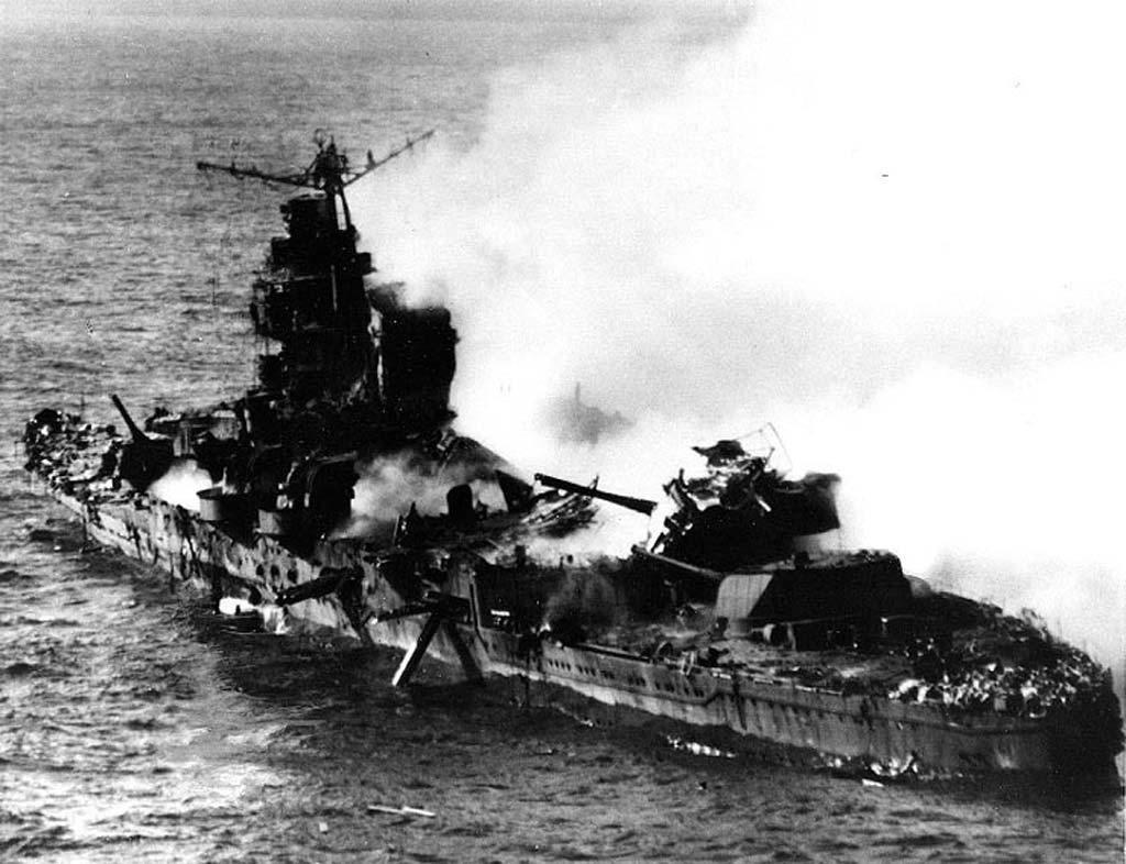 Le croiseur lourd japonais Mikuma après deux attaques... -- Photo US Navy. -