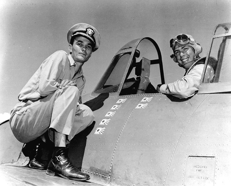 L'EV George H. Gay (à gauche) et le LT Elbert S. McCuskey sur F4F-4 "Wildcat" en juin 1942, après Midway. McCuskey était sur l'USS Yorktown dans la 3ème flottille de chasse -- Photo Courtoisie U.S. Naval Institute, Annapolis, Maryland (Versée à l'U.S. Naval Historical Center). -