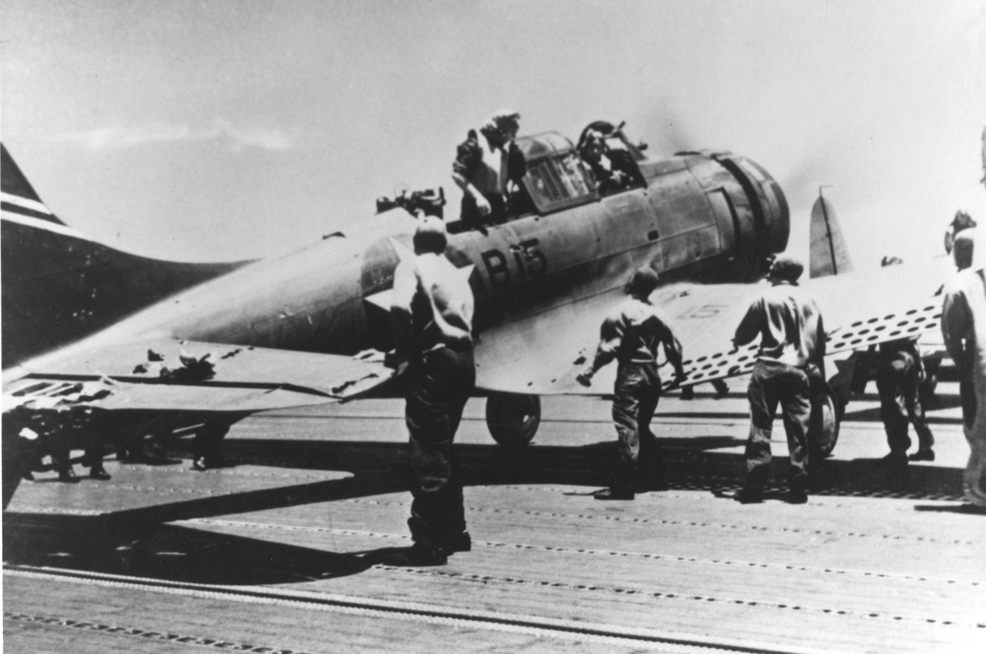 Retour d'un SBD-3 après avoir bombardé le Kaga -- Photo US Navy. -