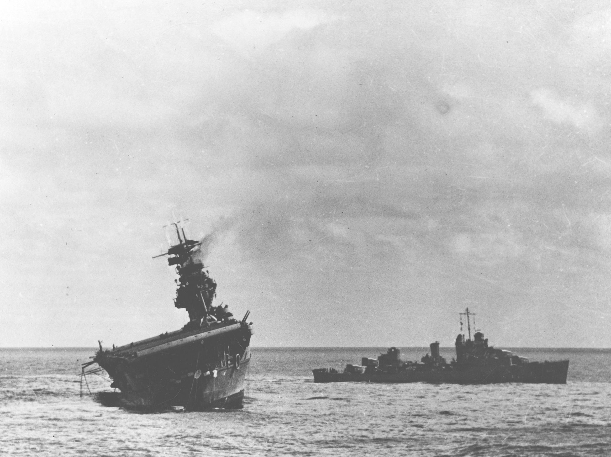 Le porte-avions USS Yorktown, évacué, est en train de couler -- Photo US Navy. -