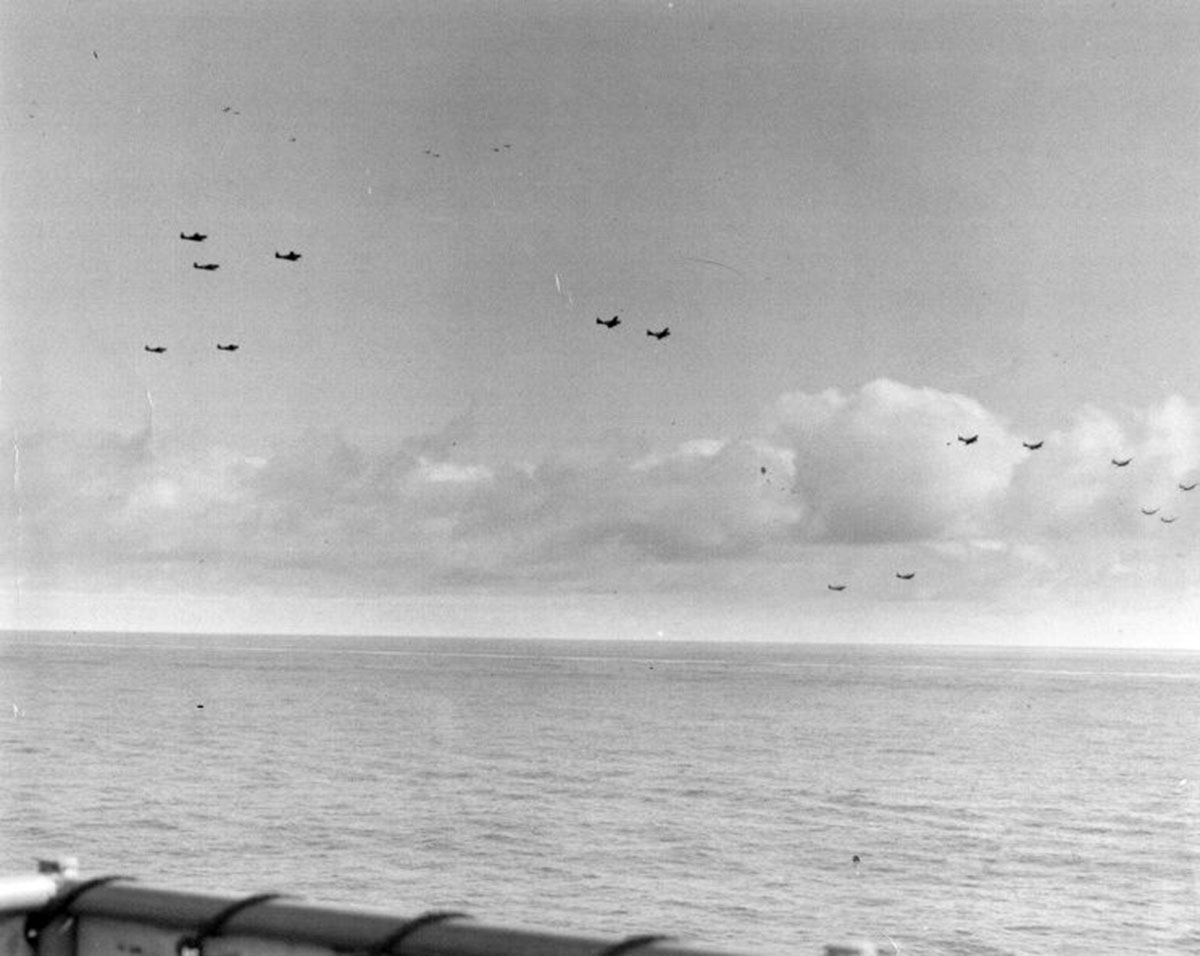 Les 15 "Devastators" de l'escadrille VT-8 s'éloignent de l'USS Hornet. Le 4 juin 1942, aucun ne reviendra -- Photo US Navy. -