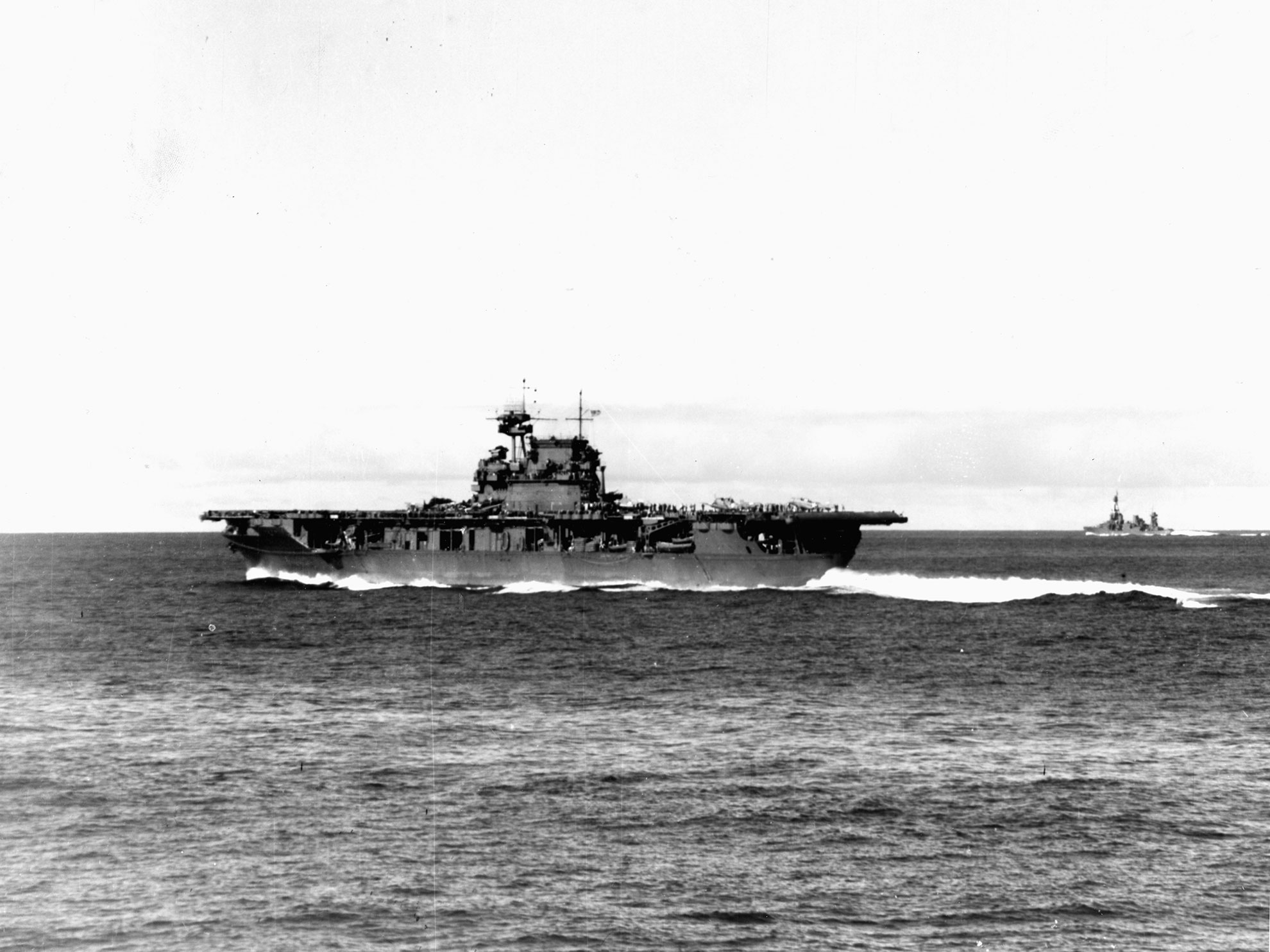 L'USS Enterprise, en route, le 4 juin 1942, au matin, à l'arrière-plan, l'USS Northampton -- Photo U.S. Navy Naval History and Heritage Command. -