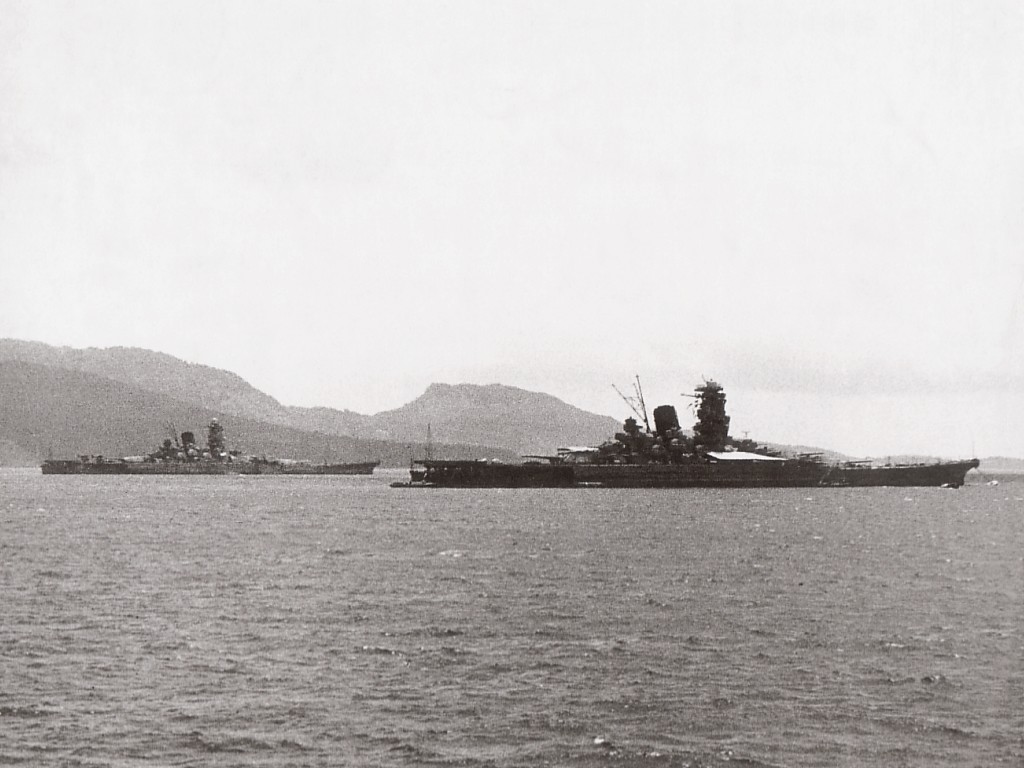 Les croiseurs de bataille Yamato et Musashi au large des îles Truk en 1943 -- Archives Marine impériale japonaise, Musée de Yamato. -