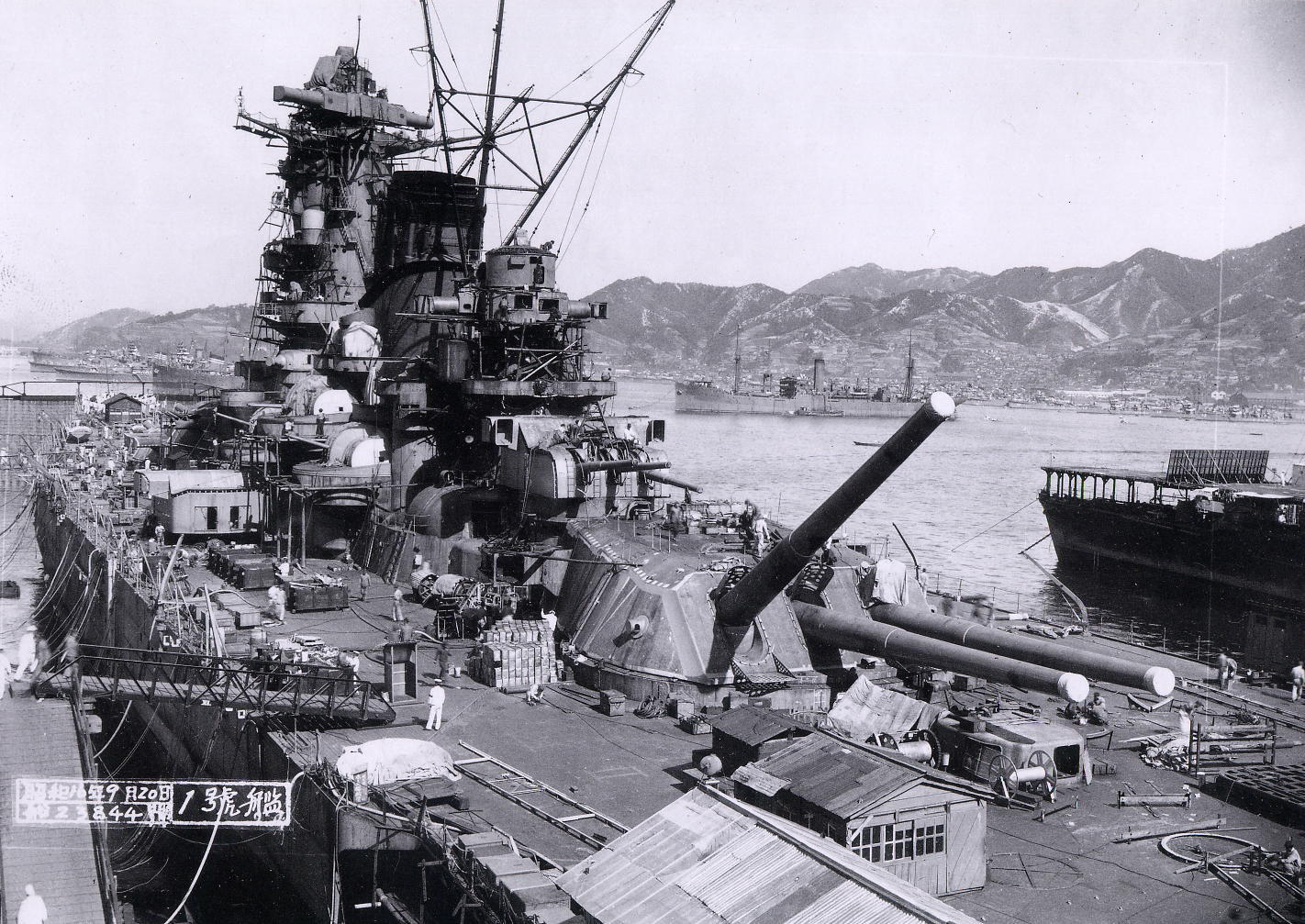 Le croiseur Yamoto en cours de construction à Kure -- Photo Marine impériale japonaise. -