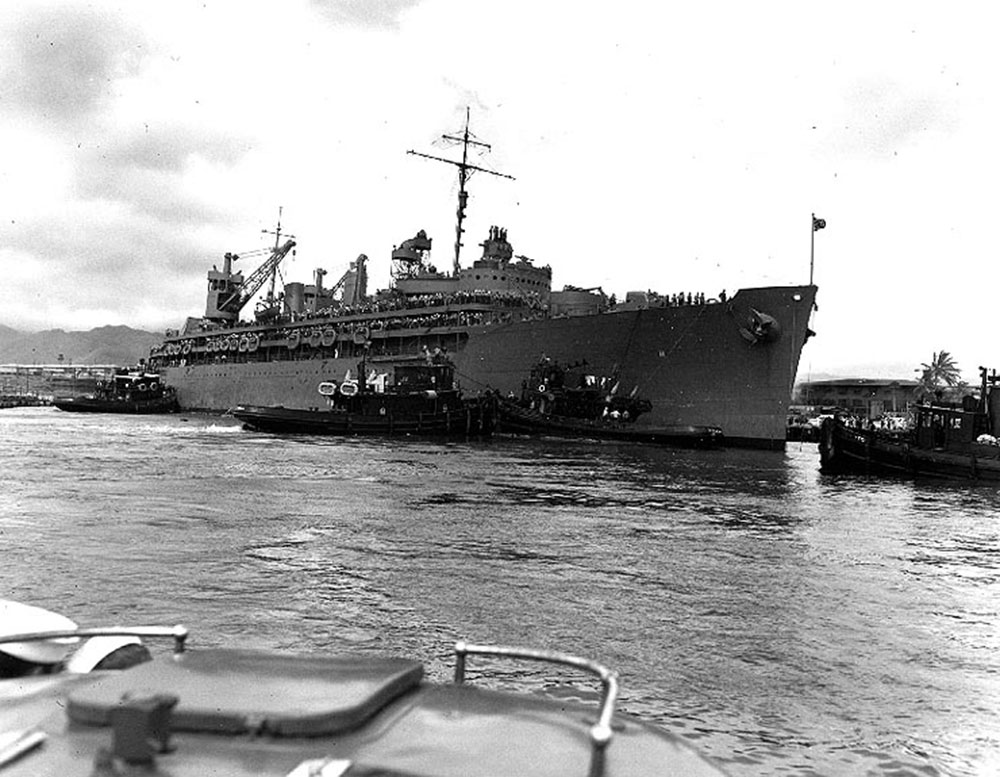 L'USS Fulton arrive à quai remorqué par le Fulton (YT-146) et le Nokomis (YT-142) avec les rescapés du Yorktown -- Photo U.S. Navy. -