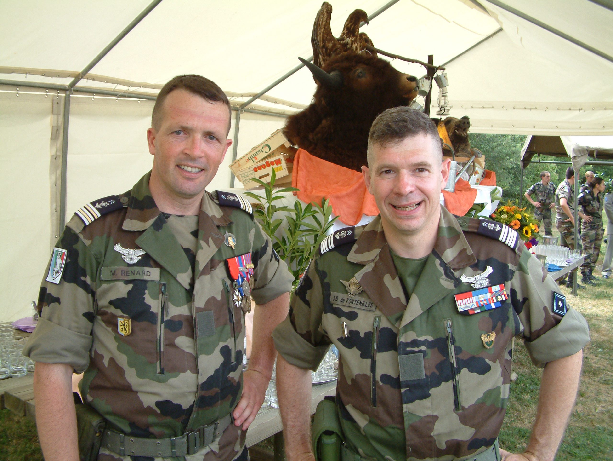 Le LCL Renard lors de sa prise de commandement du 2eR.H. avec le colonel de Fontenilles -- Photo © Joël-François Dumont. -