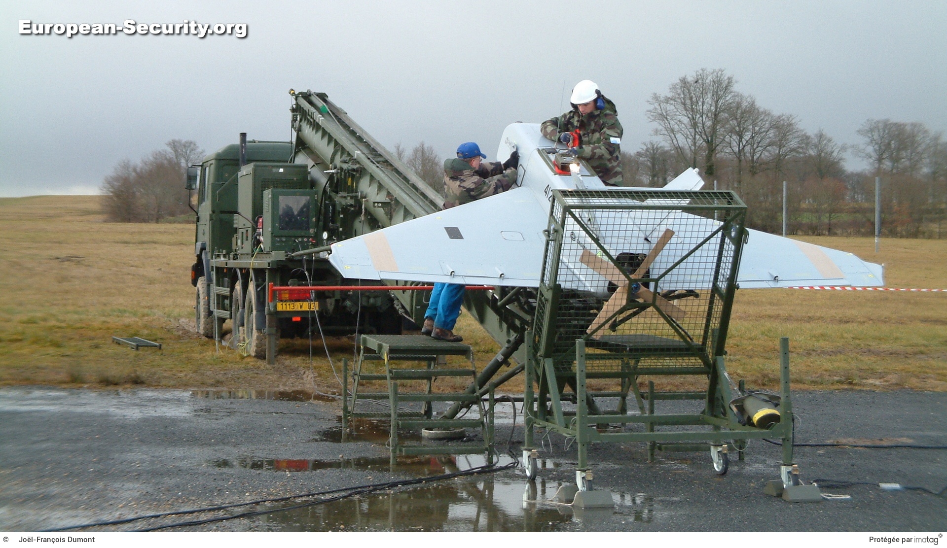 Préparation d'un vol d'essai d'un Sperwer à l'Usine Sagem de Montluçon -- Photo © Joël-François Dumont. -