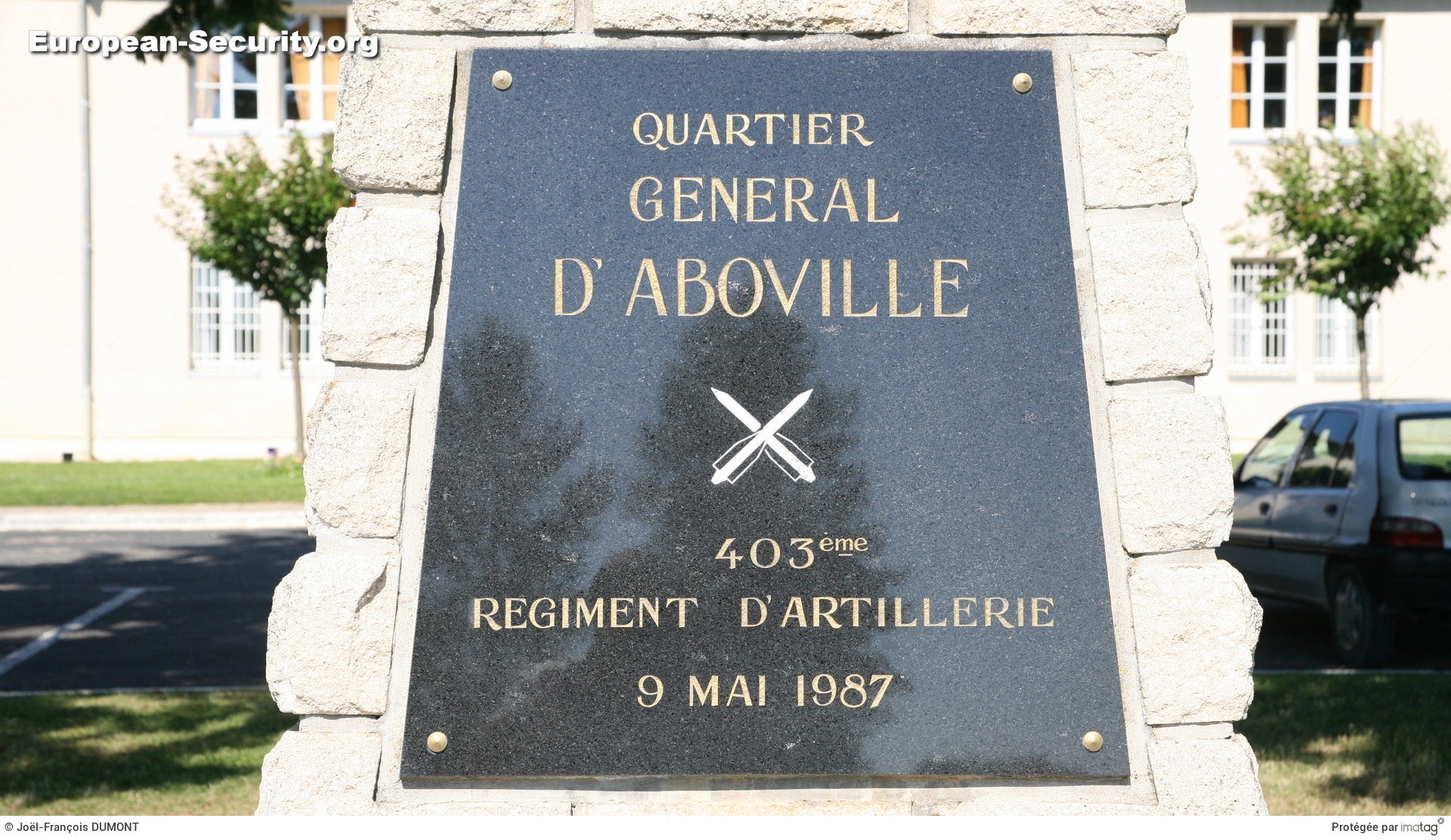 Plaque commémorative en l'honneur du 403ème RA dissous le 30 juin 1999 pour la 3ème fois -- Photo © Joël-François Dumont. -