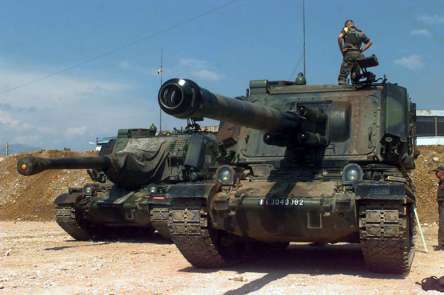 Deux AMX 30 Au F1 du 40e régiment d'artillerie déployé au sein de l'Implementation Force -- US Army Photo. -