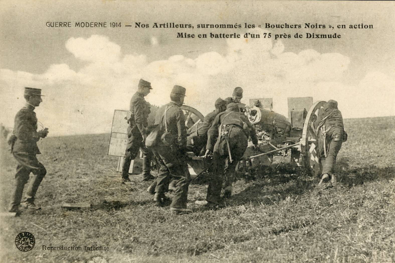 Guerre moderne 1914: Nos Artilleurs surnommés les "Bouchers Noirs" en action - Mise en batterie d'un 75 près de Dixmude.-- Photo Bauer-Marchet (1914) © Archives 61ème RA Photo Bauer-Marchet (1914). -