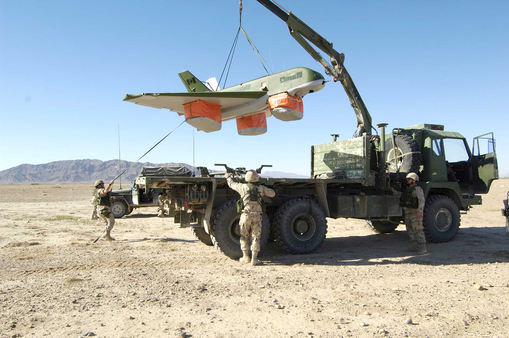 Mission accomplie, le drone télépiloté est chargé sur un camion après un atterrissage réussi à l'aérodrome de Kandahar en Afghanistan. Le Sperwer canadiens sont mis en œuvre par des aviateurs et par des artilleurs canadiens spécialement entraînés -- Photo Sgt Roxanne Clowe. -