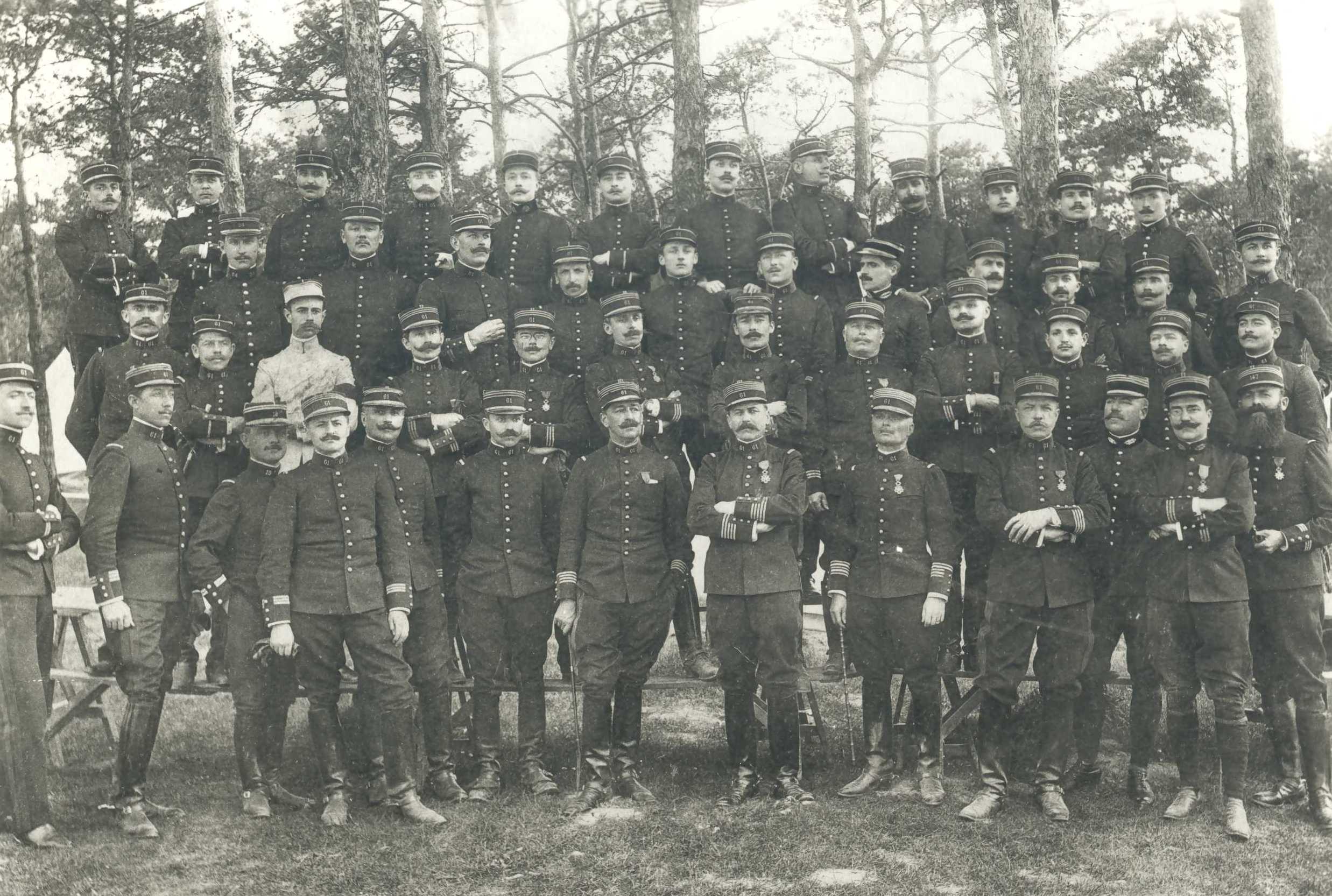 Les officiers du 61e RAC posent à Verdun (1914) -- Archives 61e RA. -