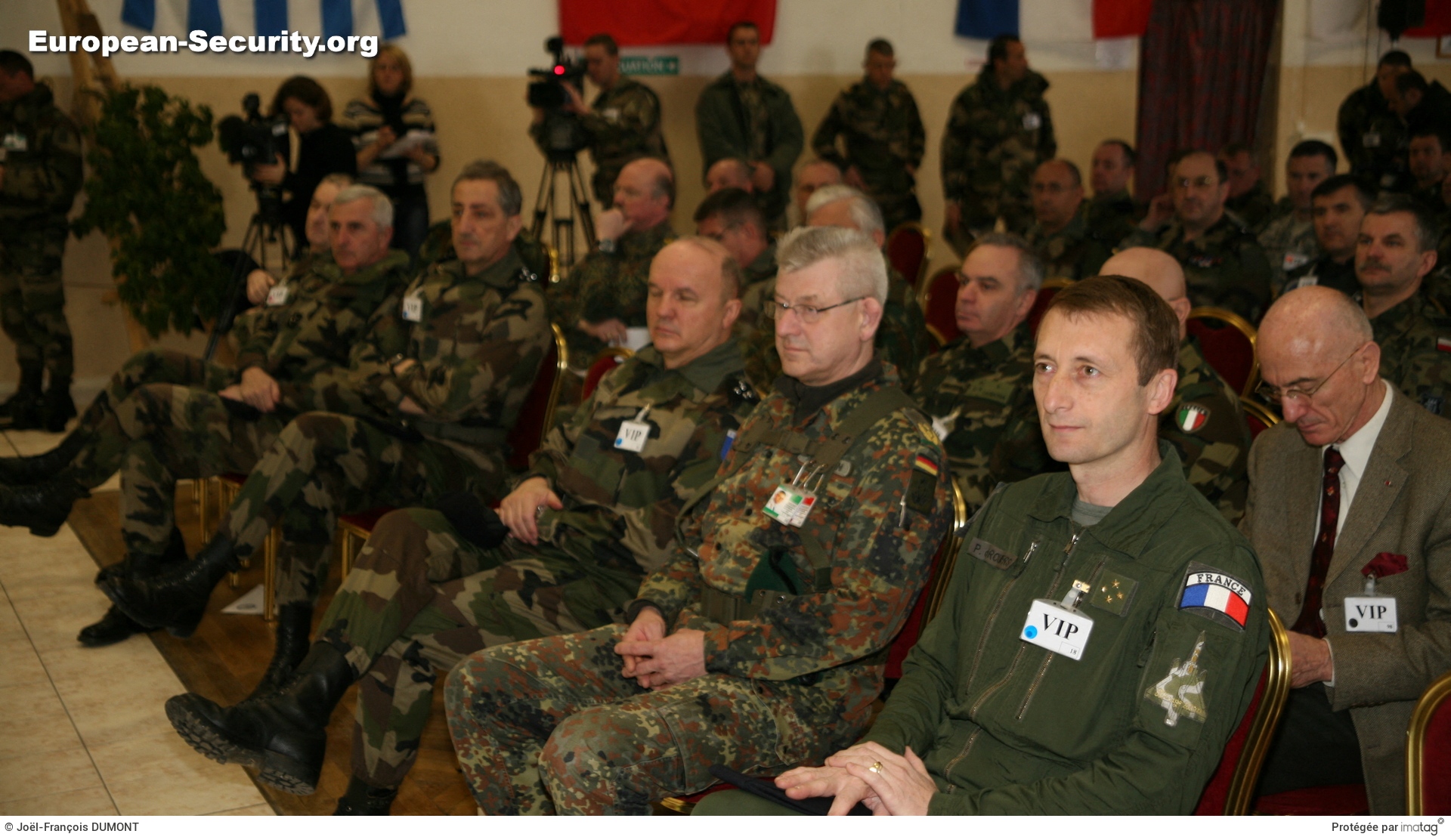 Les généraux Cuche (CEMAT), Georgelin (CEMA), Ackermann (Bundeswehr) et de Rousiers, CDT le CDAOA -- Photo © Joël-François Dumont. -