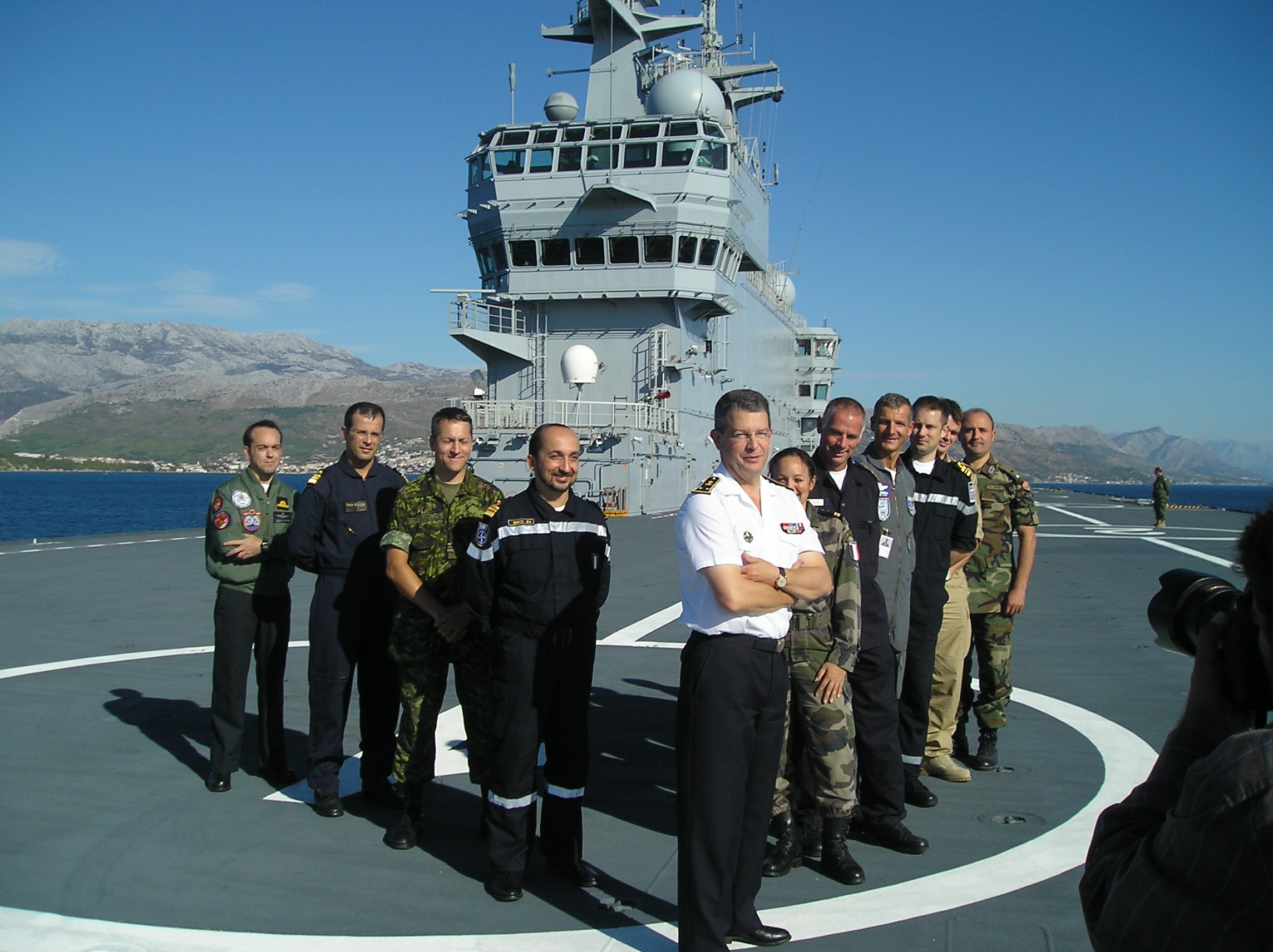 l'amiral Hinden et l'état-major international de Noble Midas -- Photo BPC Tonnerre. -