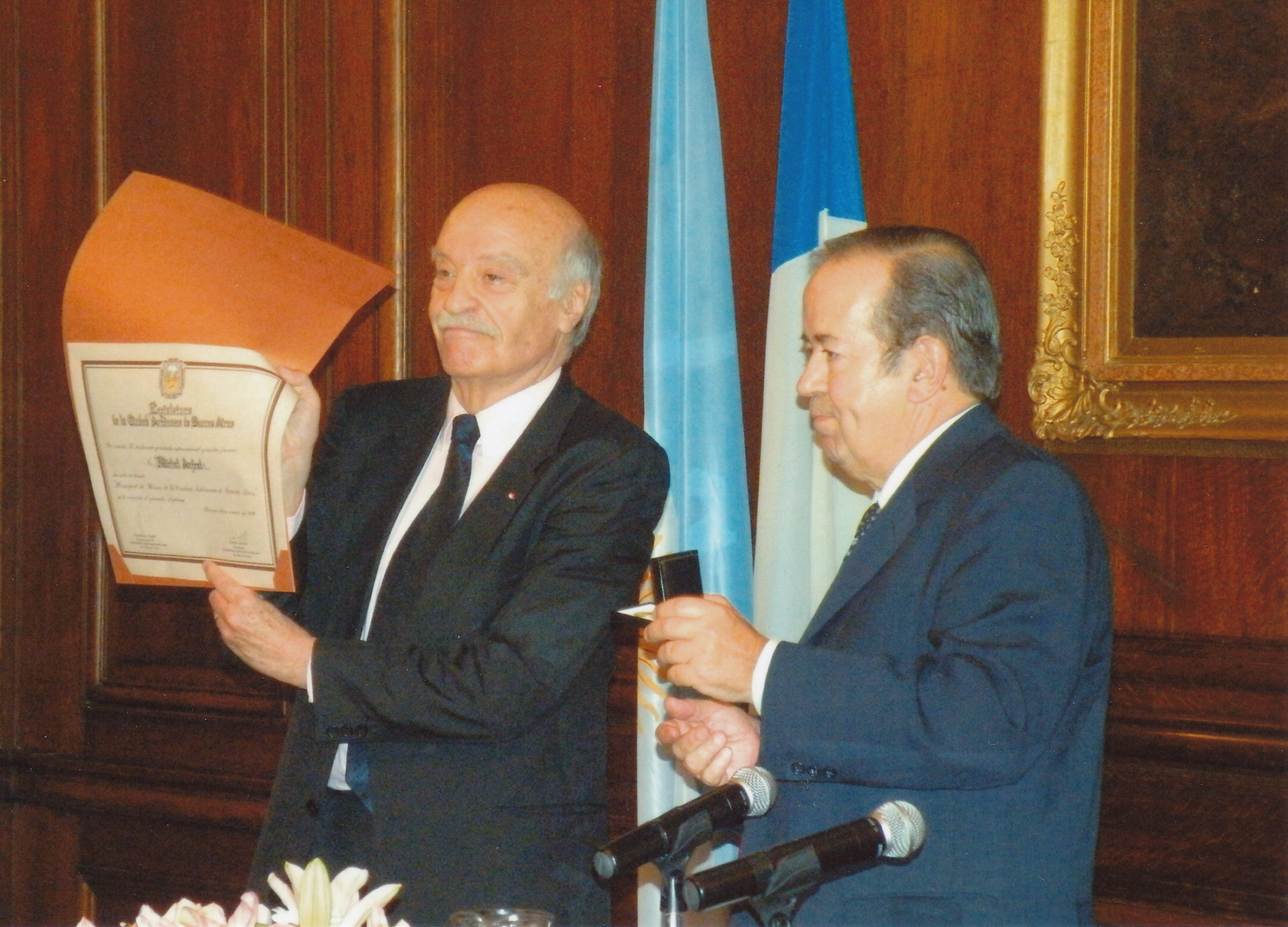 Michel Anfrol fait citoyen d’honneur de Buenos-Aires par Guillermo Smith, président de la législature municipale (27.3.2009). Photo Collection particulière. -
