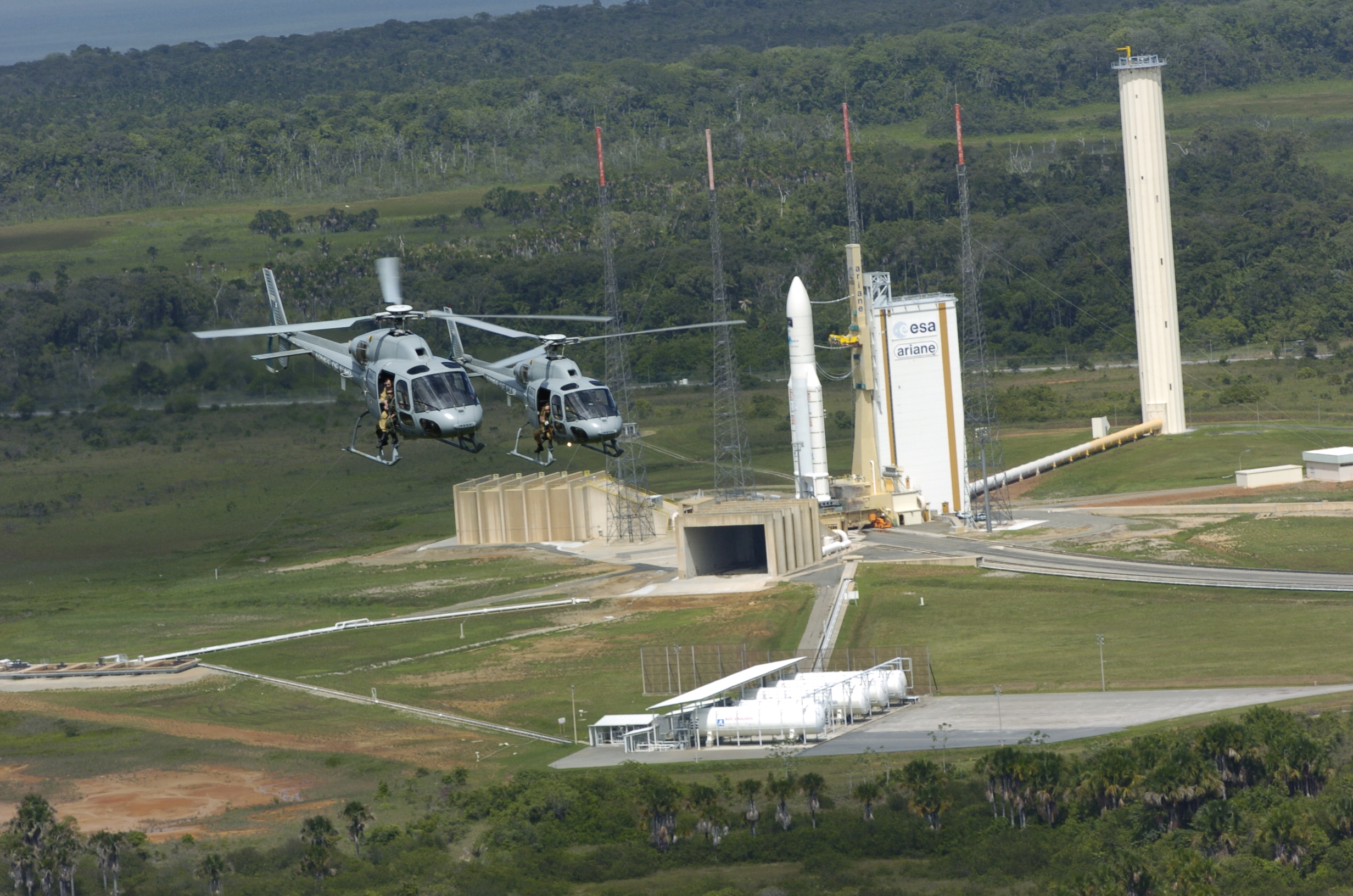 Fennec MASA avec tireurs d'élite partricipant à la protection du Centre spatial guyanais -- Photo COMSUP © SIRPA Air. -