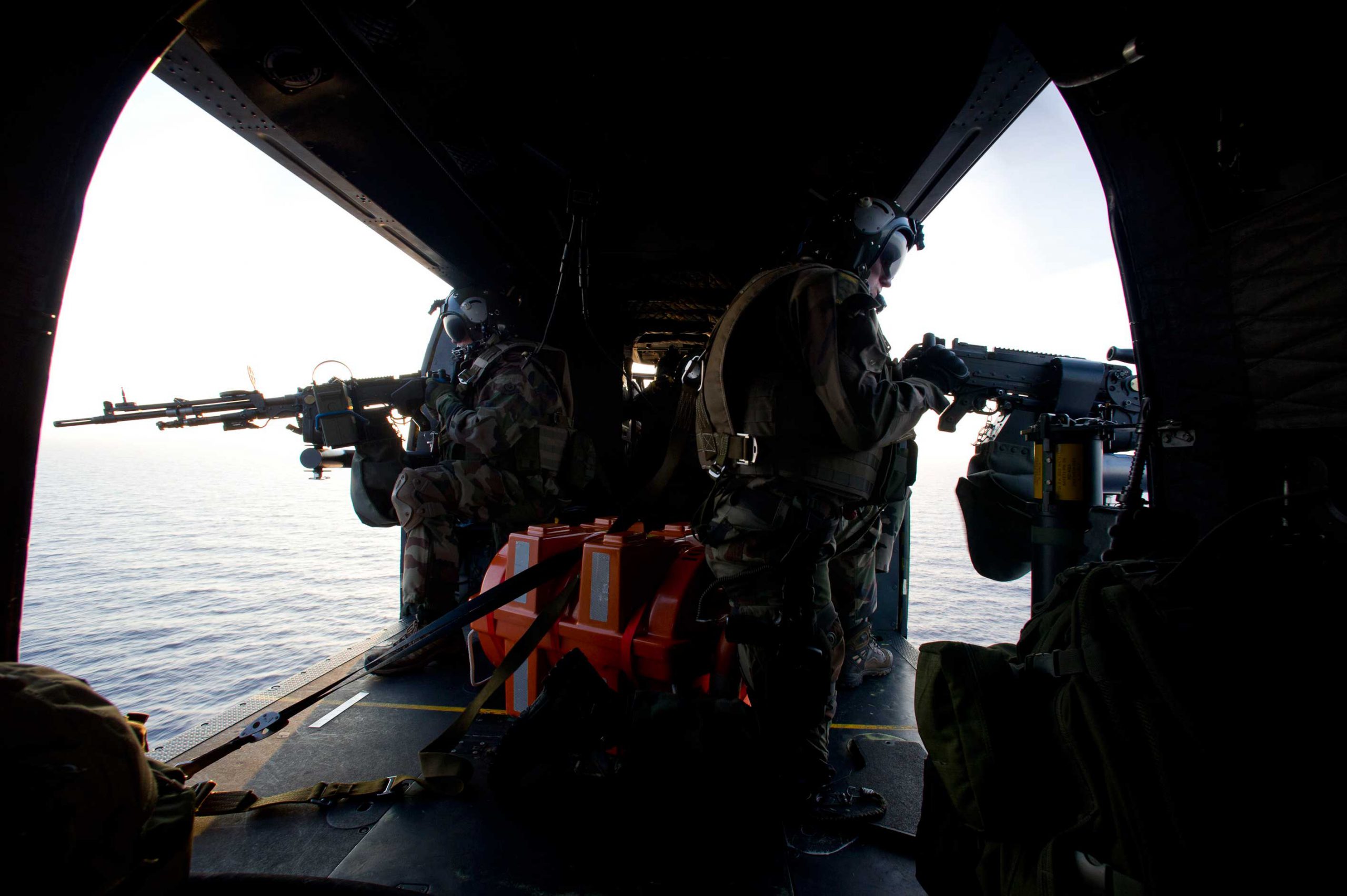 Opération Harmattan : tireurs de sabord en position (protection ou récupération d'un pilote de chasse éjecté) -- -- Photo © ECPA-D. -
