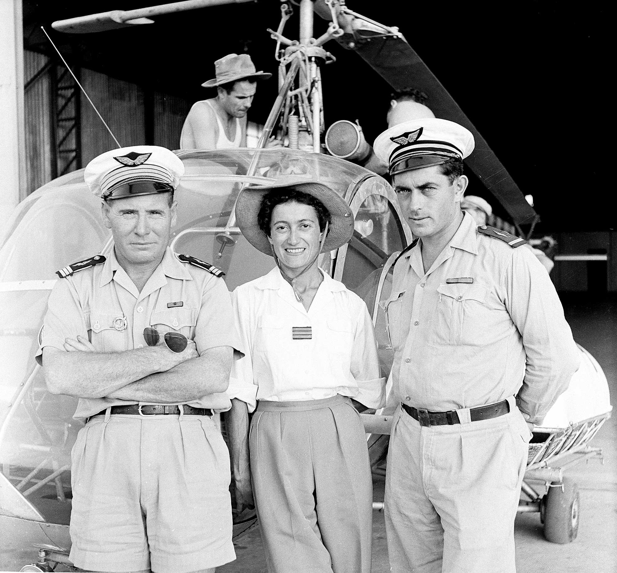 Trois pionniers de l'hélicoptère : le CNE Santini, le Médecin-CNE André et l'ADJ-C Bartier, l'ADJ Fayolle, et à droite, le COL Félix Brunet. Photo Collection particulière. -