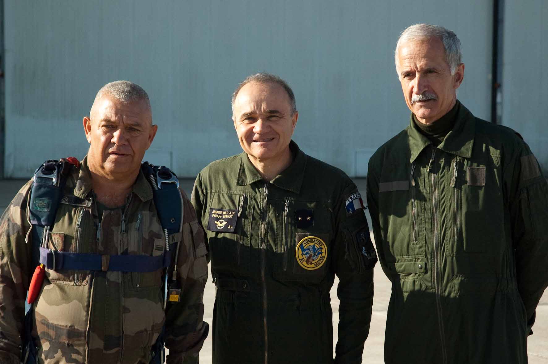 Le GBA Philippe Gasnot entouré de deux anciens du 2e REP -- Photo © Armée de l'Air. -