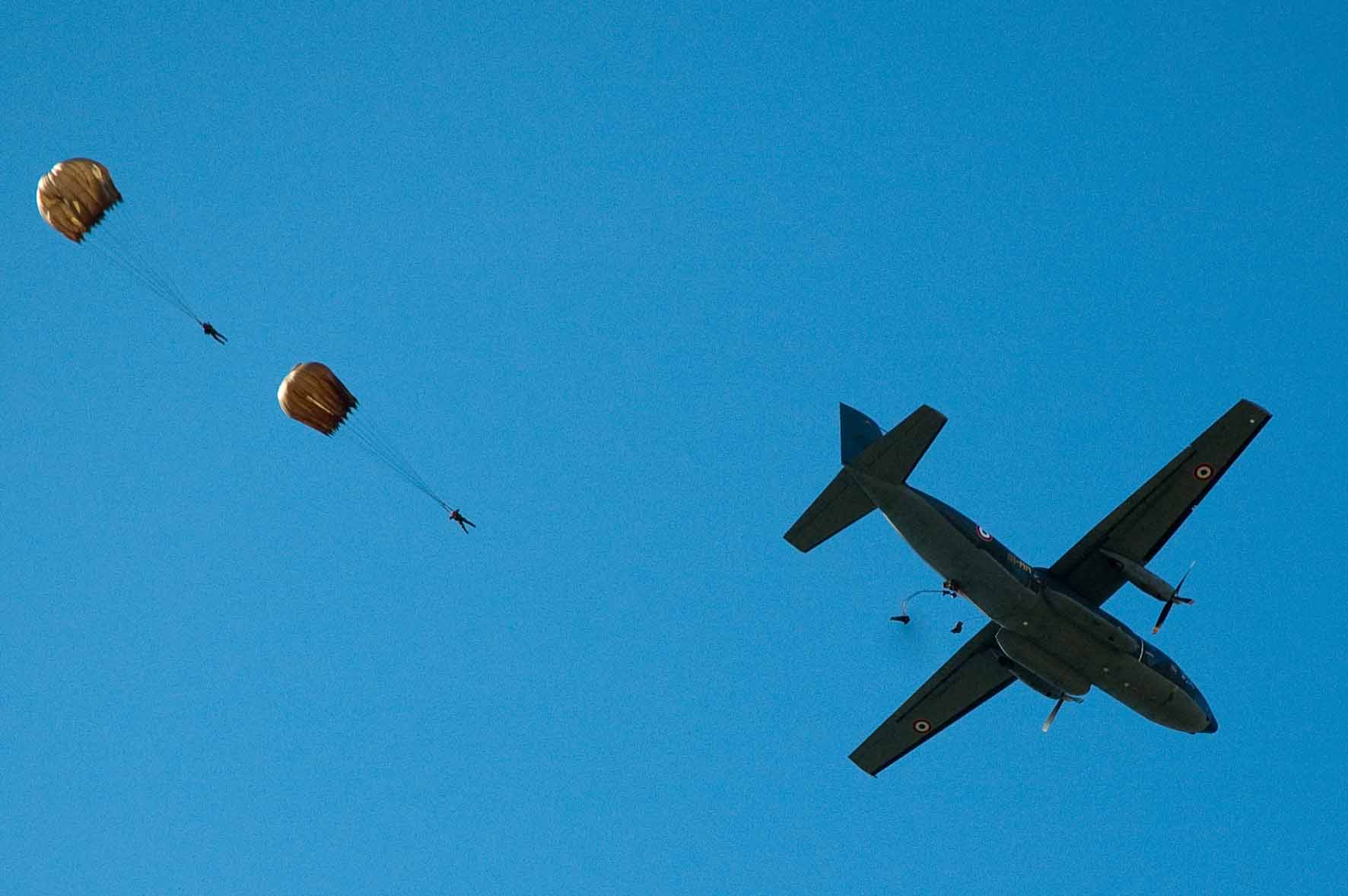 Dernier largage de parachutistes du Transall "Ville de Kolwézi" -- Photo © Armée de l'Air. -