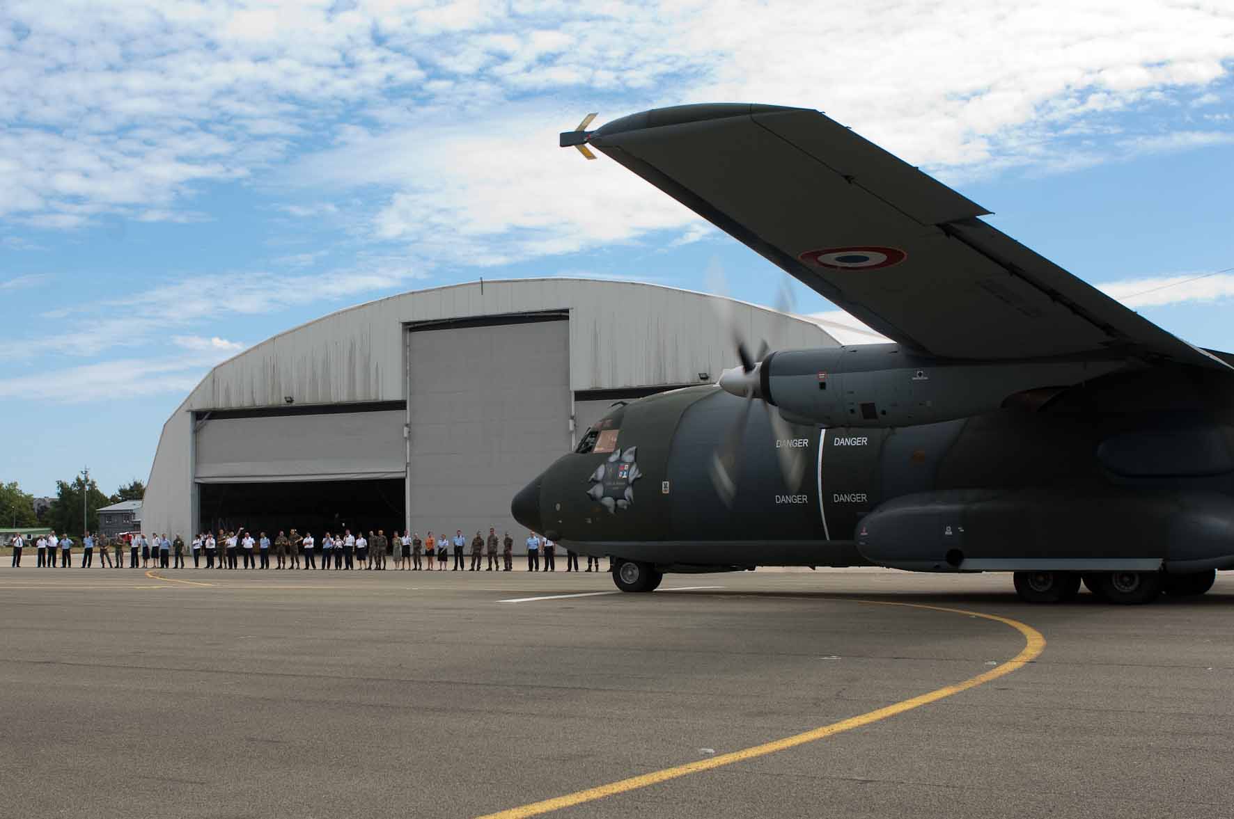 Le personnel de la B.A.123 salue le dernier décollage du R18 -- Photo © Armée de l'Air. -